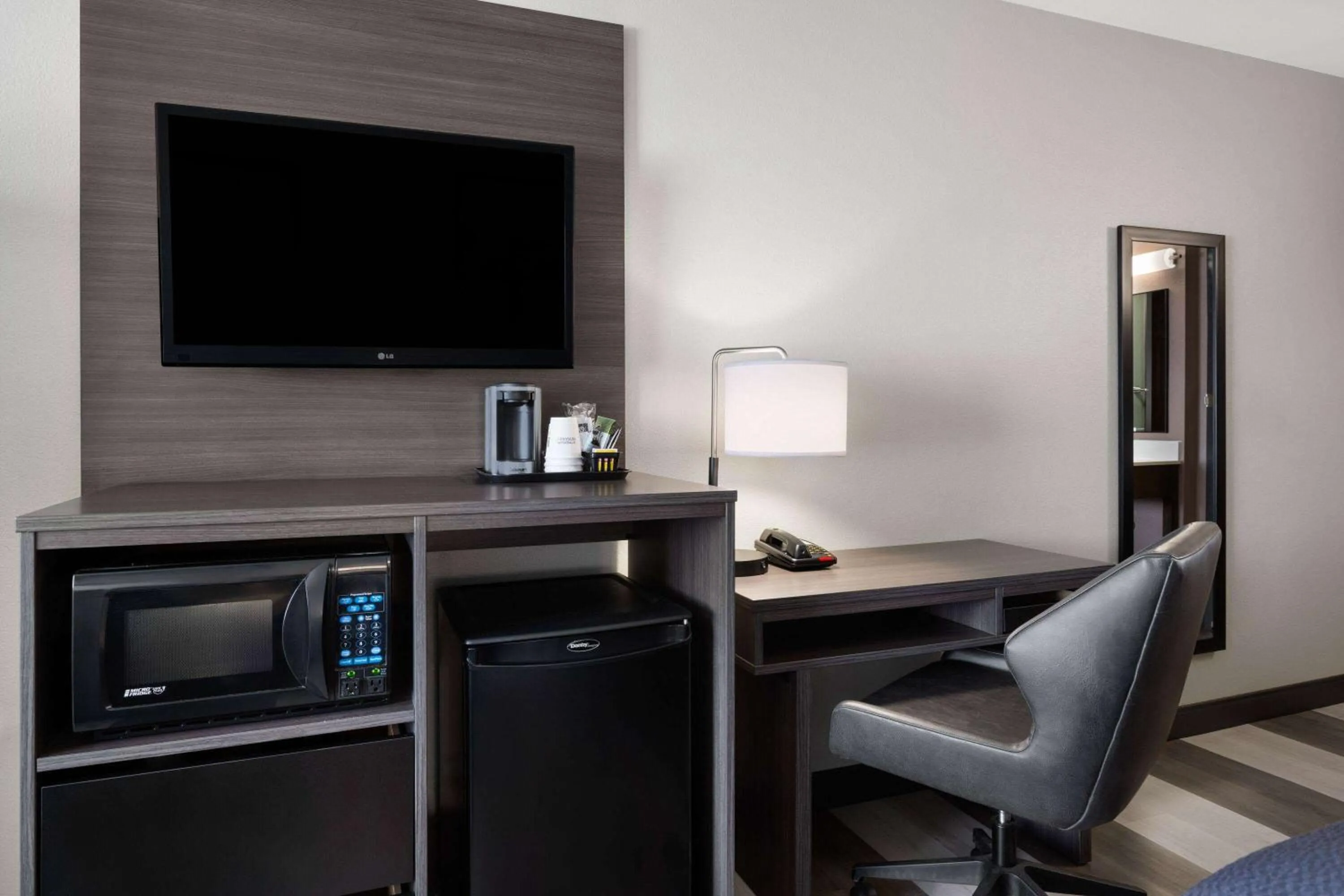 Photo of the whole room in Super 8 by Wyndham Columbus