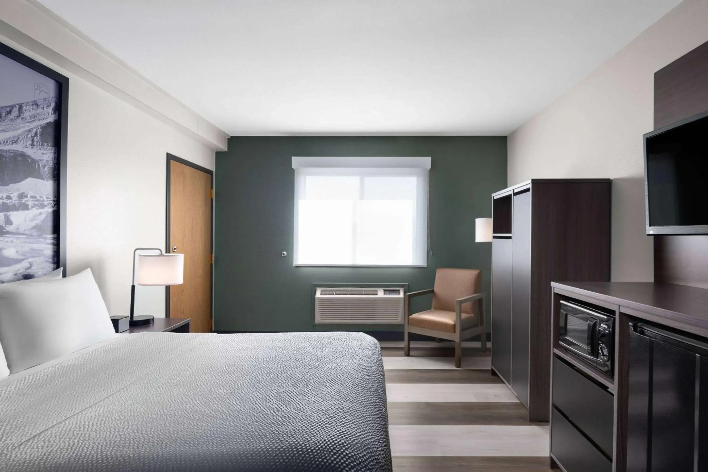 Queen Room with Bath Tub - Mobility Accessible/Non-Smoking in Super 8 by Wyndham Columbus Queen Room with Bath Tub - Mobility Accessible/Non-Smoking in Super 8 by Wyndham Columbus