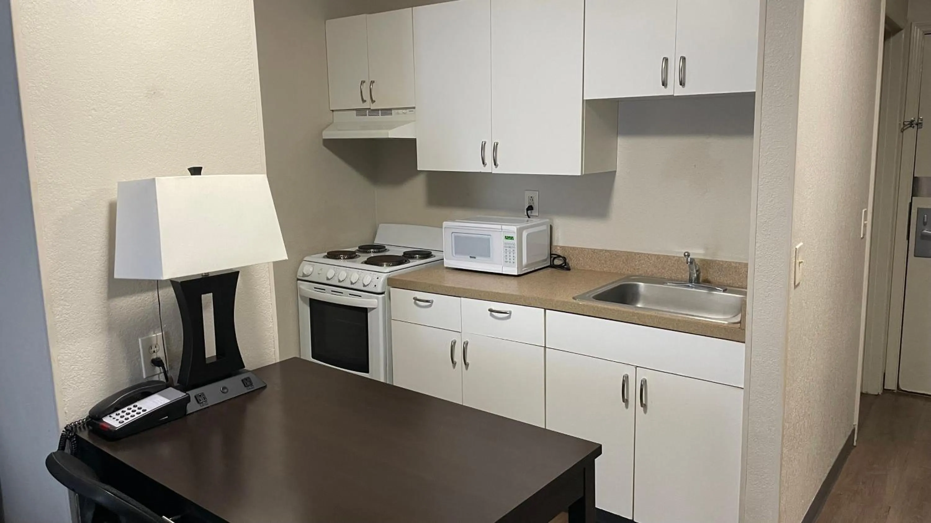 Kitchen or kitchenette in Sonesta Simply Suites Memphis