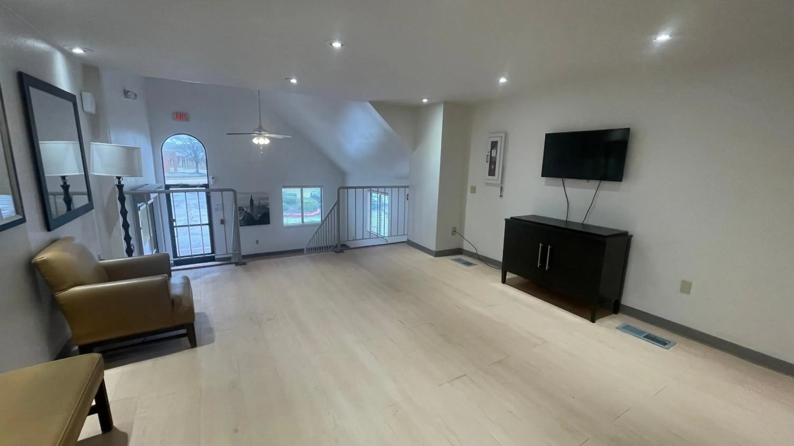 Communal lounge/ TV room in Sonesta Simply Suites Memphis