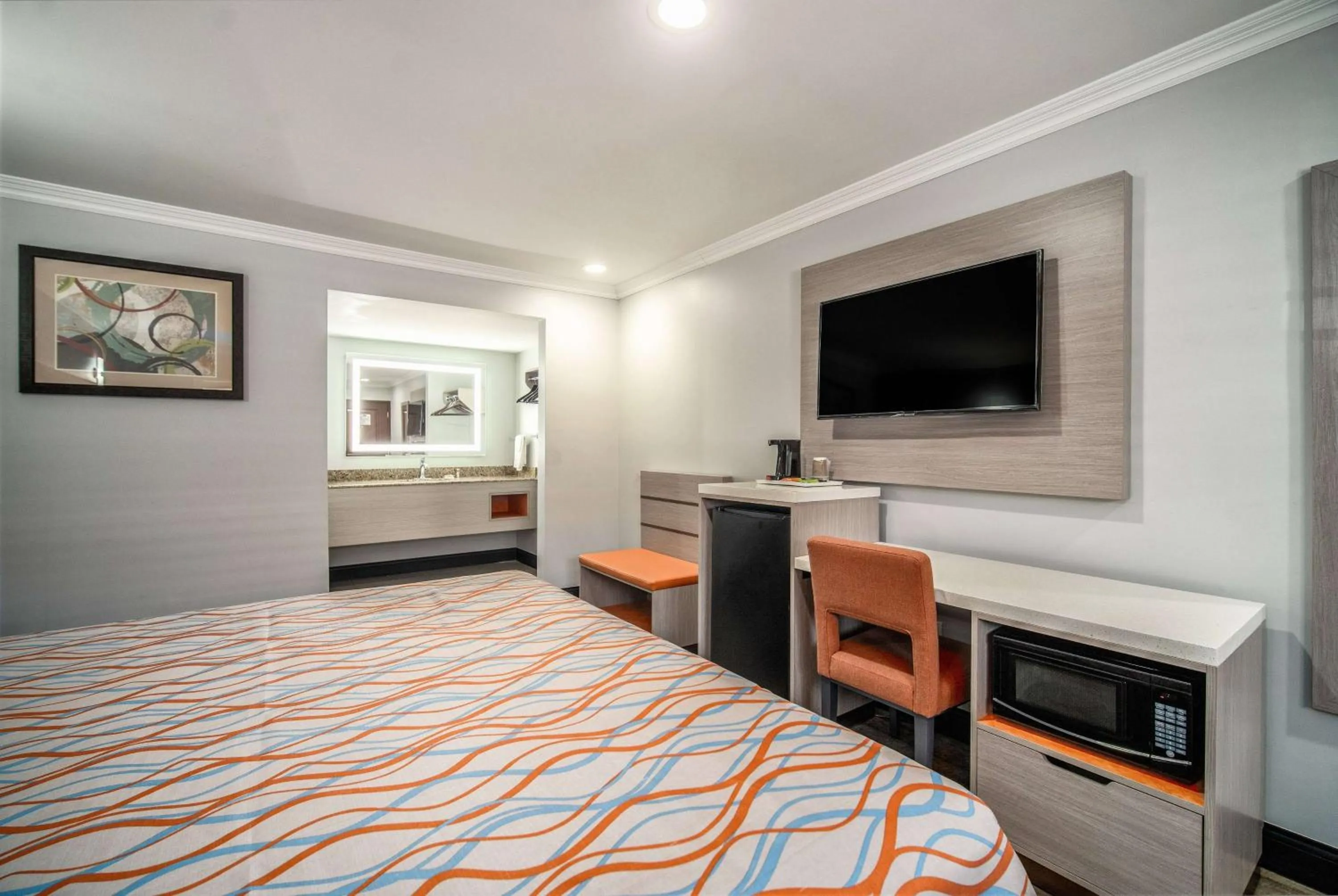 Photo of the whole room, Bed in Travelodge Inn & Suites by Wyndham Bell Los Angeles Area