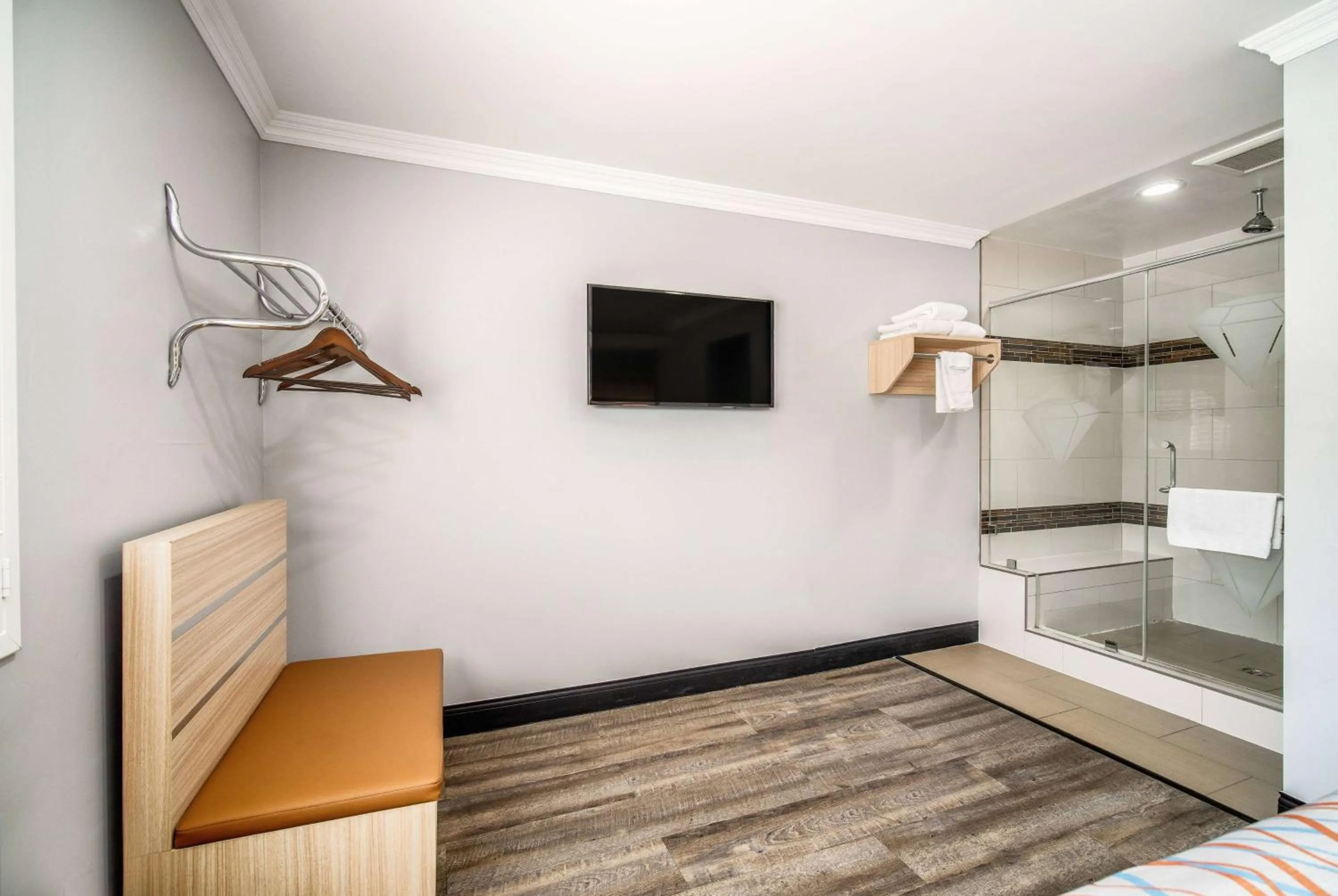 TV and multimedia, Bed in Travelodge Inn & Suites by Wyndham Bell Los Angeles Area