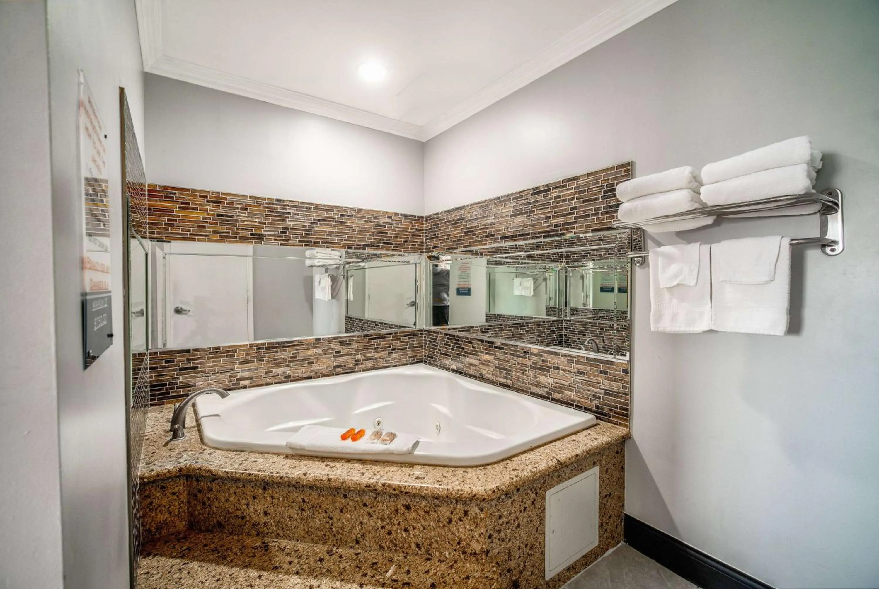 Hot Tub in Travelodge Inn & Suites by Wyndham Bell Los Angeles Area