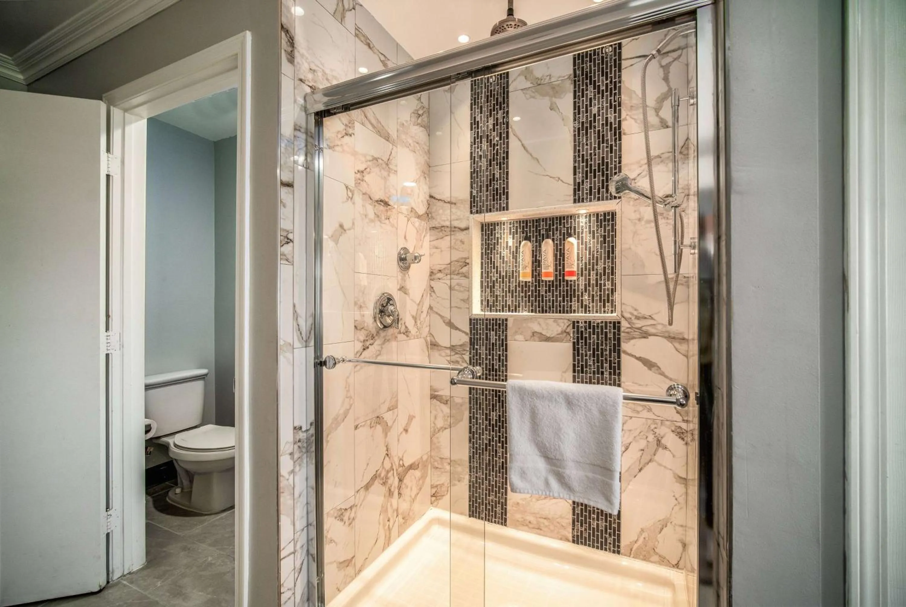 TV and multimedia in Travelodge Inn & Suites by Wyndham Bell Los Angeles Area