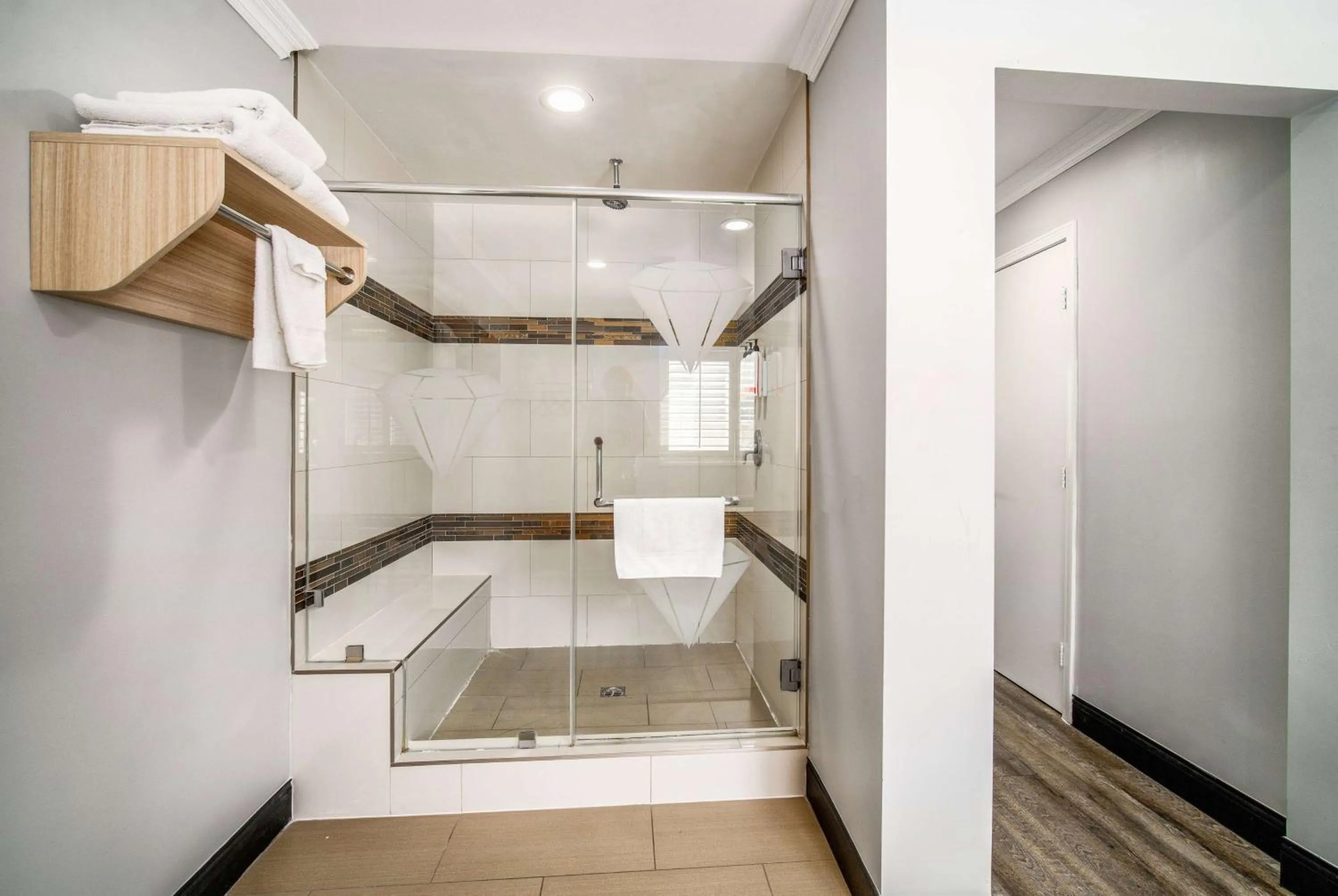 TV and multimedia in Travelodge Inn & Suites by Wyndham Bell Los Angeles Area