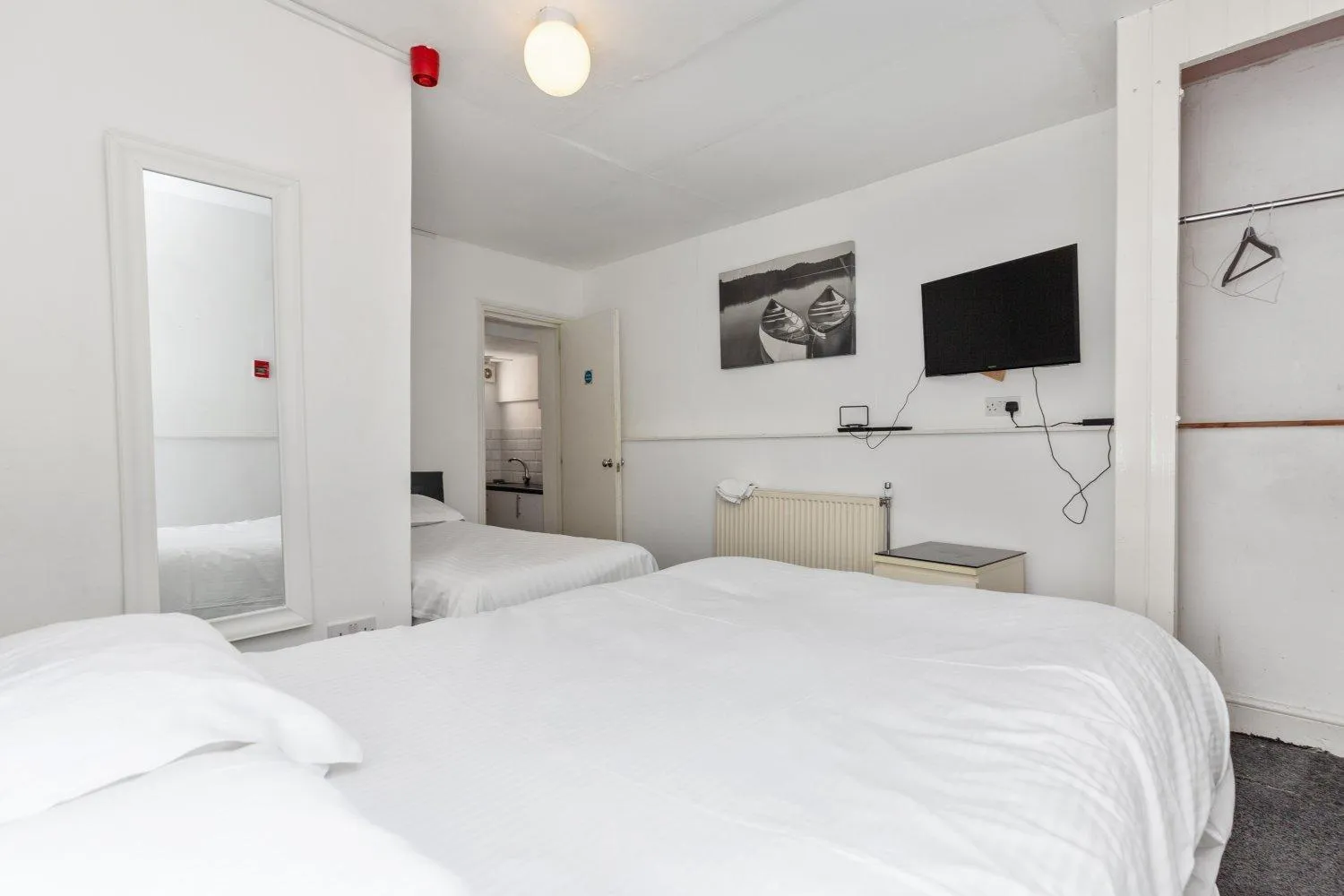 Property building, Bed in Amhurst Hotel