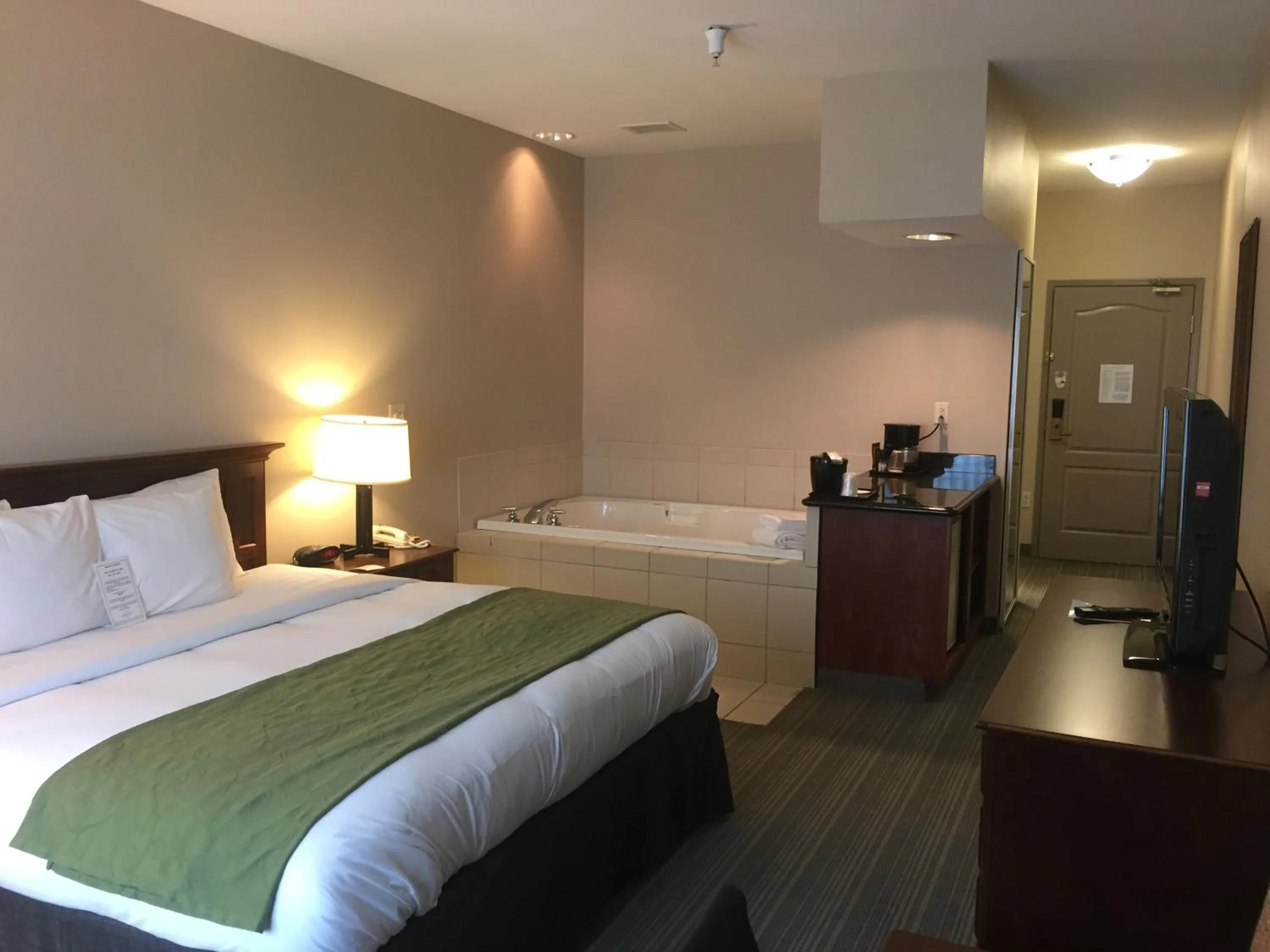 Photo of the whole room, Bed in Country Inn & Suites by Radisson, Lima