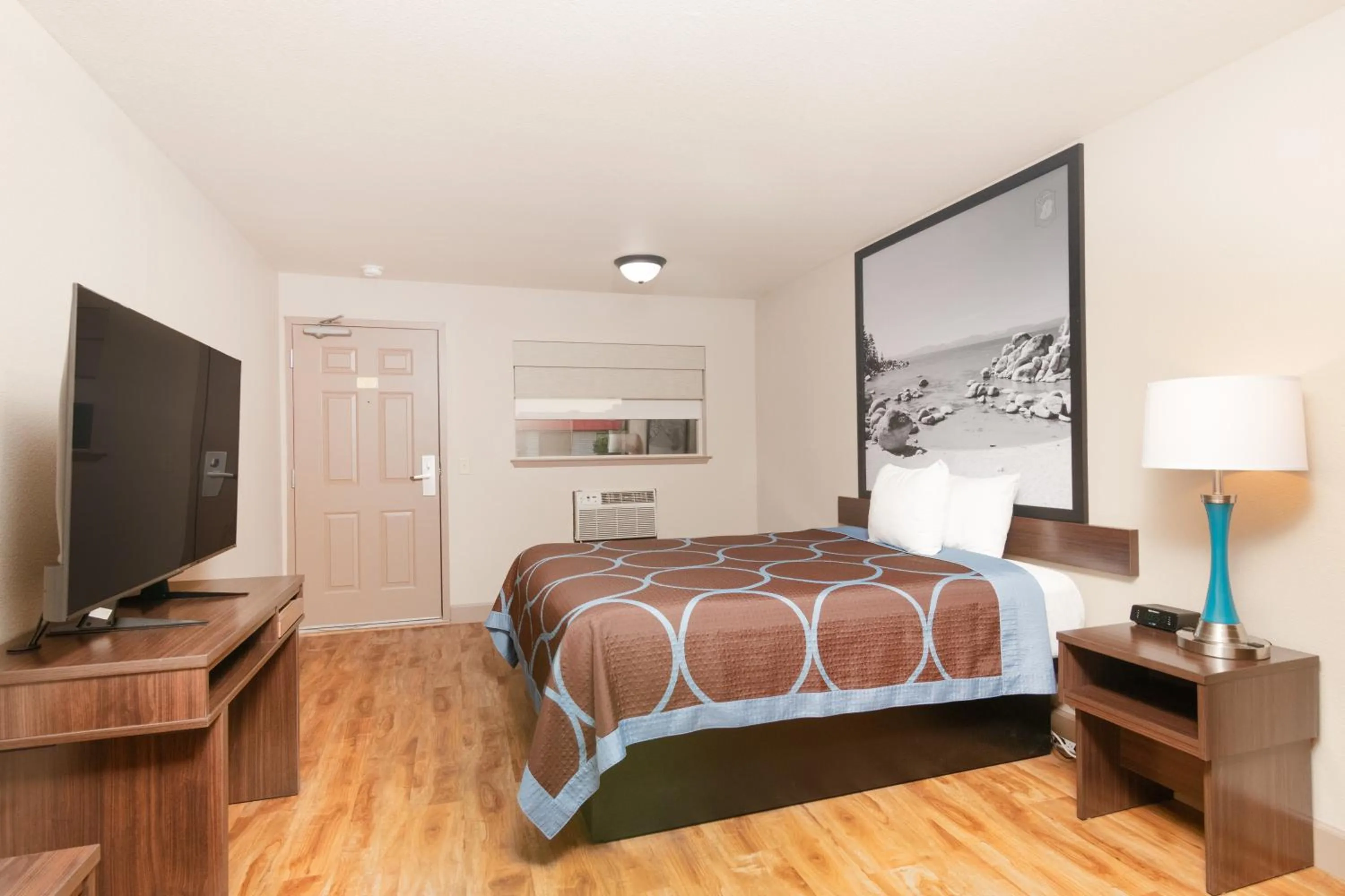 Photo of the whole room, Bed in Super 8 by Wyndham Fallon