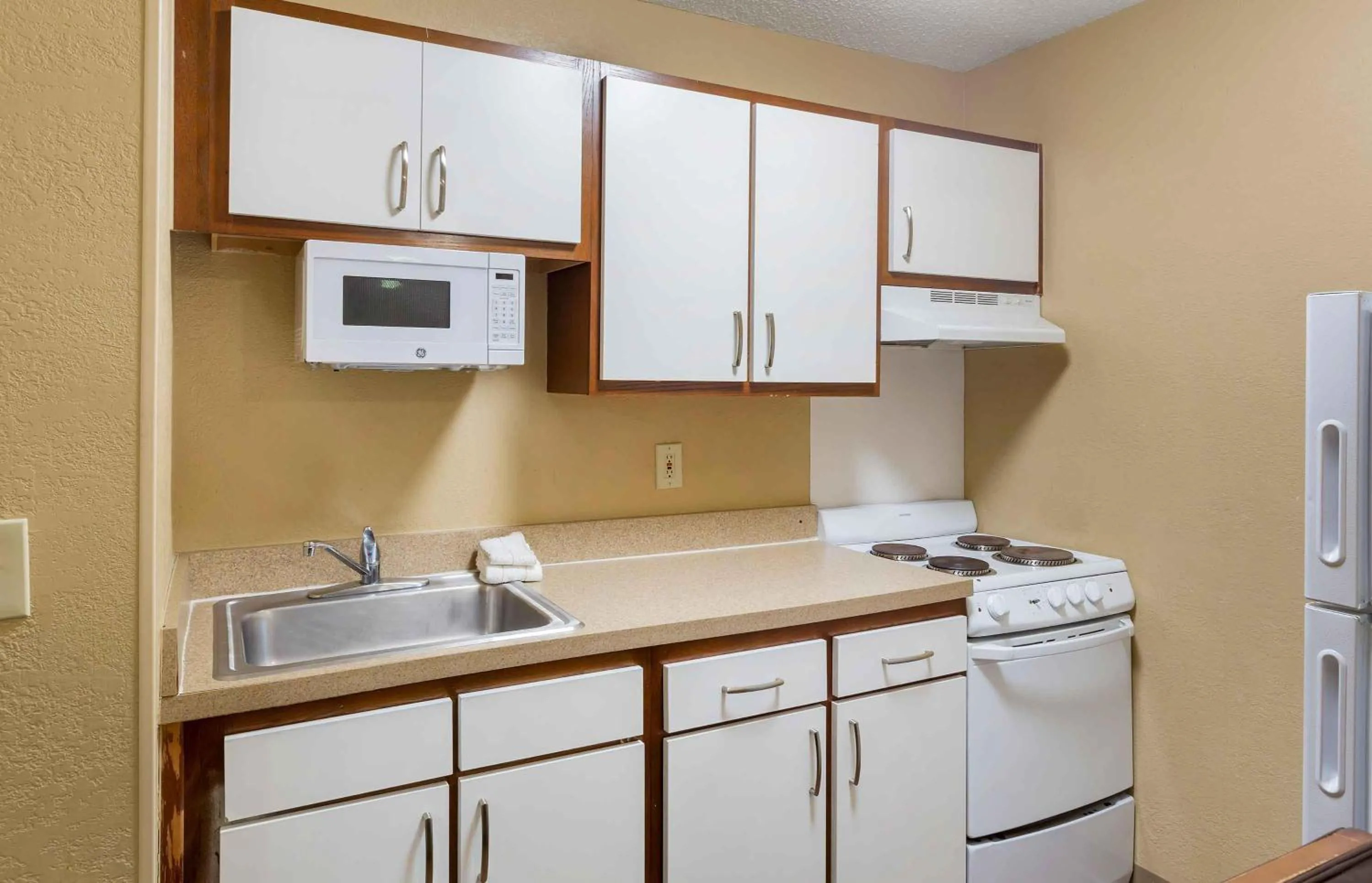 Kitchen or kitchenette in Extended Stay America Suites - Raleigh - North Raleigh - Wake Towne Dr