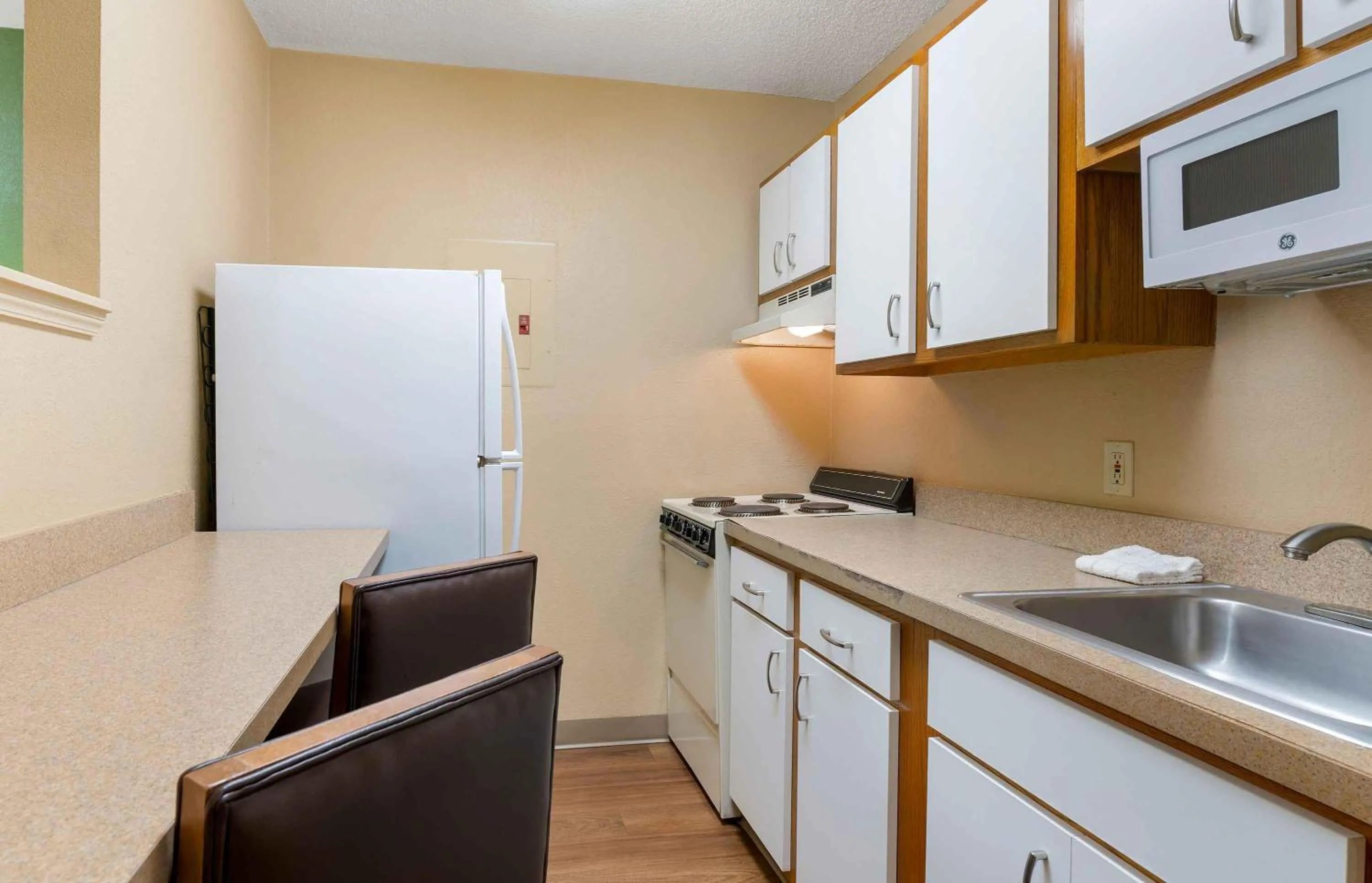 Kitchen or kitchenette in Extended Stay America Suites - Raleigh - North Raleigh - Wake Towne Dr