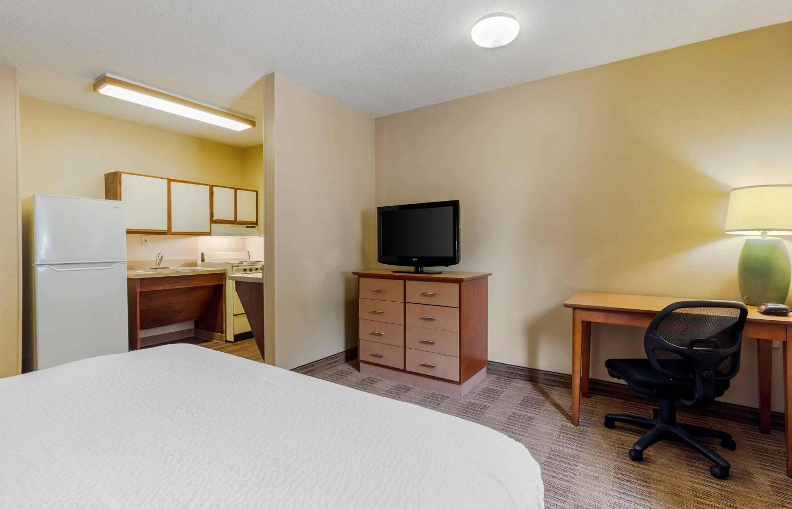 Bedroom, Bed in Extended Stay America Suites - Raleigh - North Raleigh - Wake Towne Dr