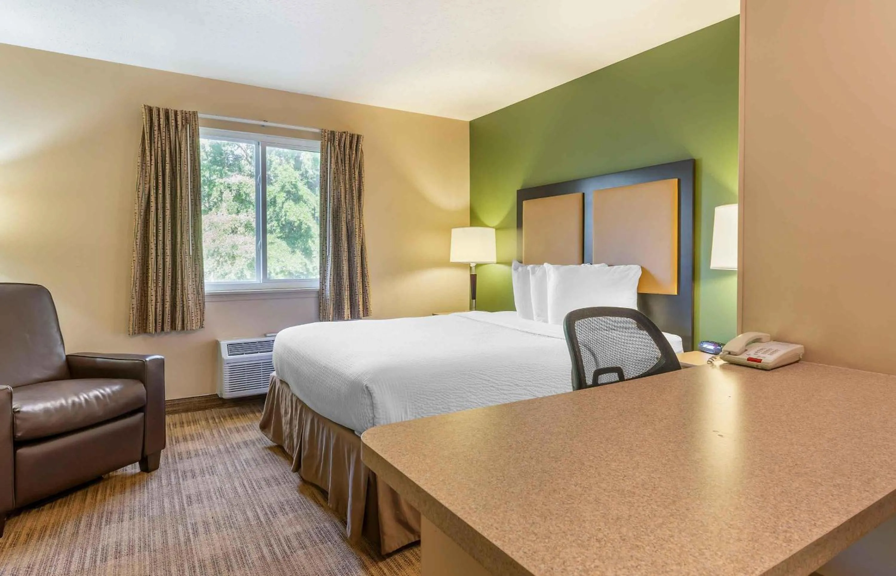 Bedroom, Bed in Extended Stay America Suites - Raleigh - North Raleigh - Wake Towne Dr