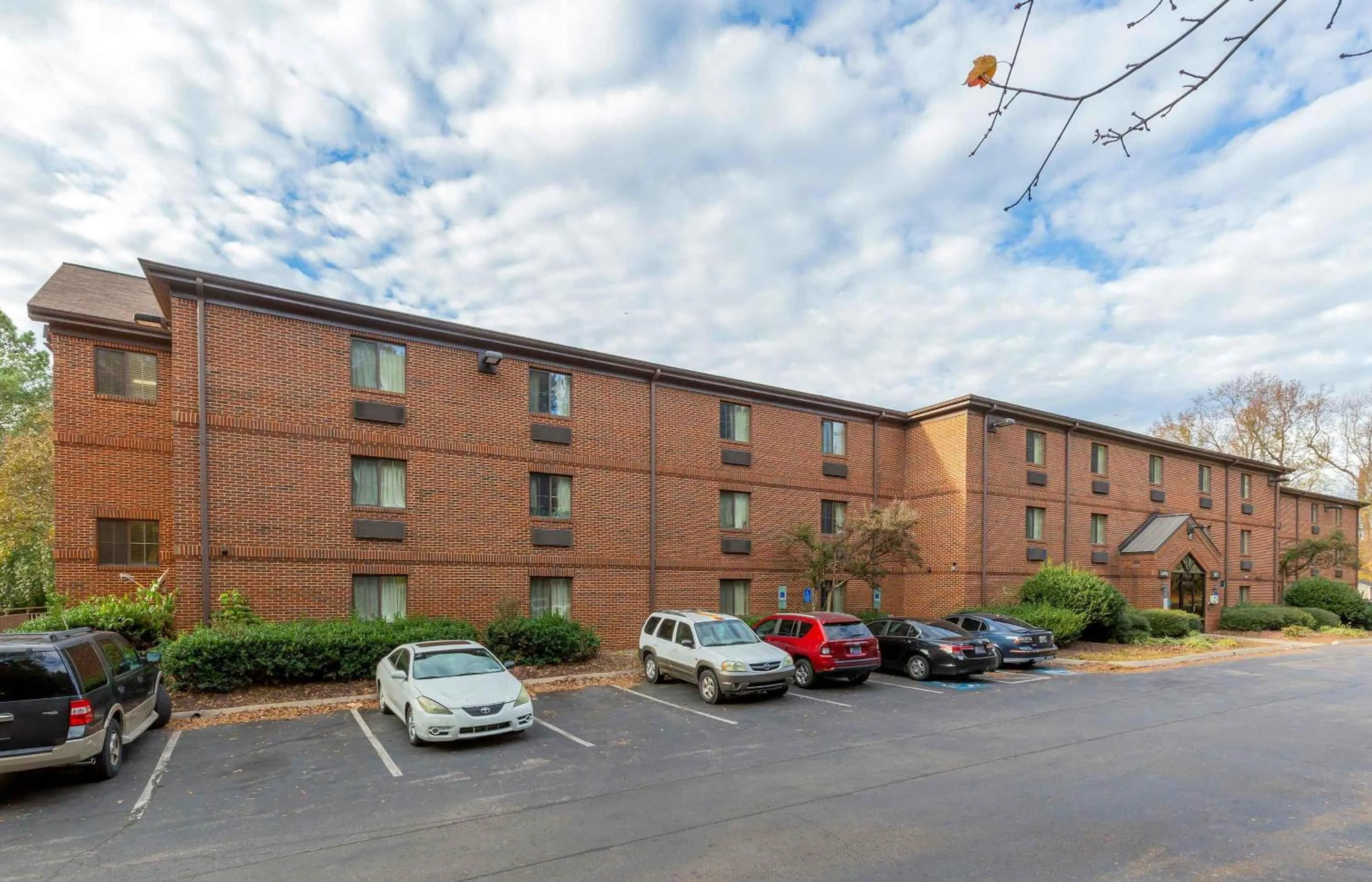 Property building in Extended Stay America Suites - Raleigh - North Raleigh - Wake Towne Dr