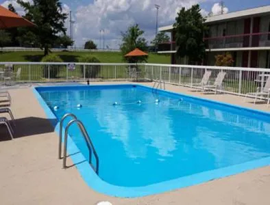 Swimming pool in Wingfield Inn