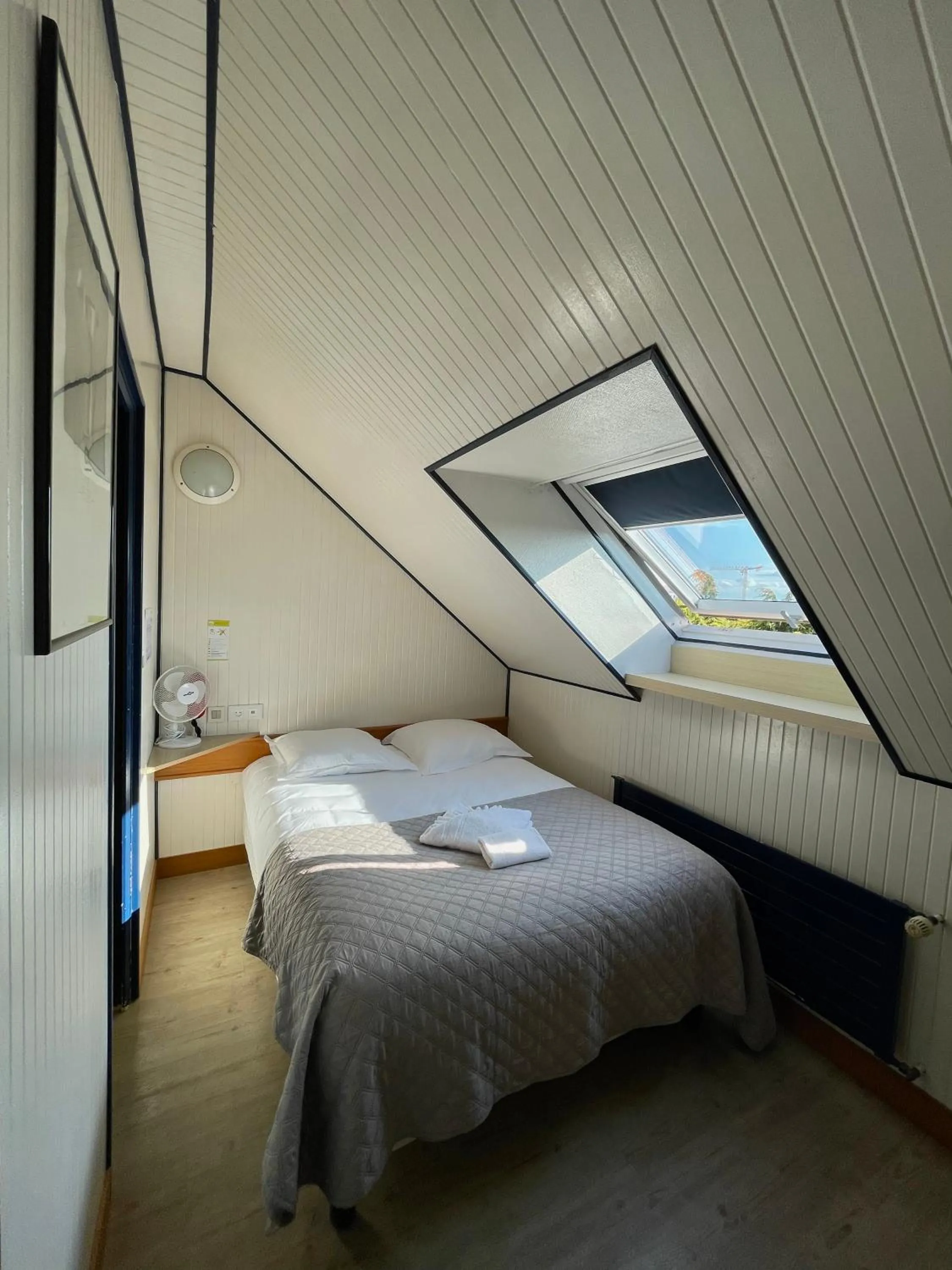 Bed in Hotel Arcantis Le Voltaire