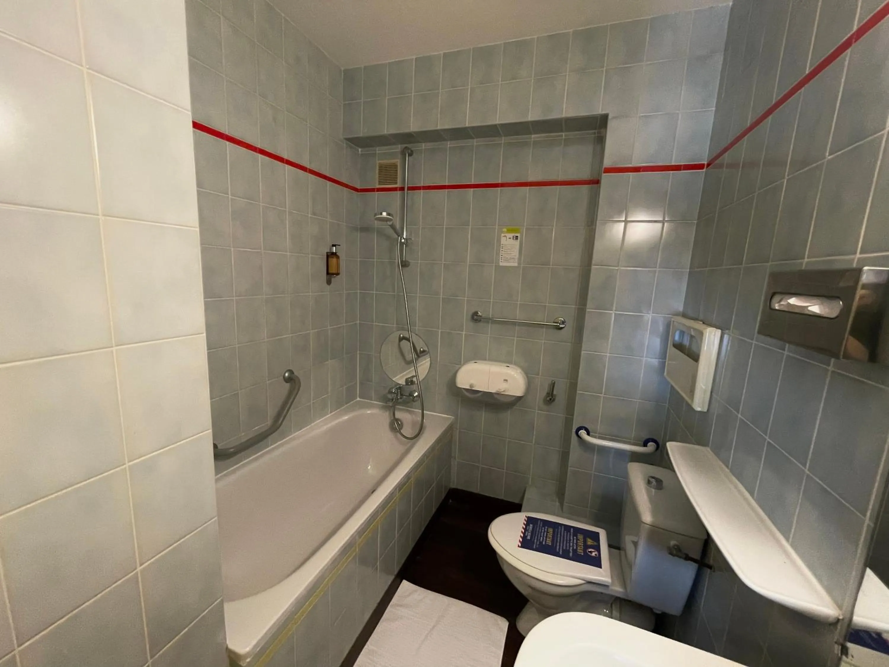 Toilet in Hotel Arcantis Le Voltaire