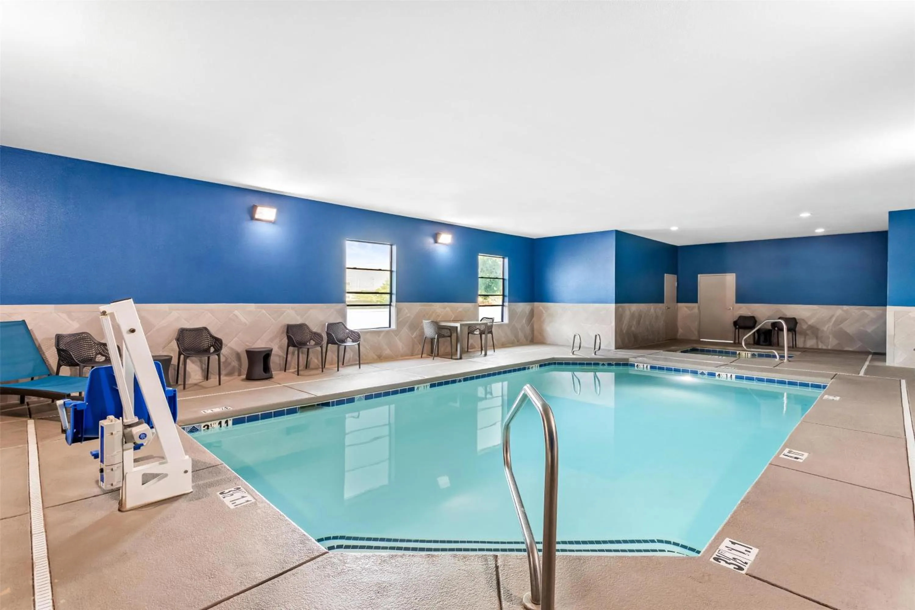 Pool view in Hampton Inn & Suites Farmington