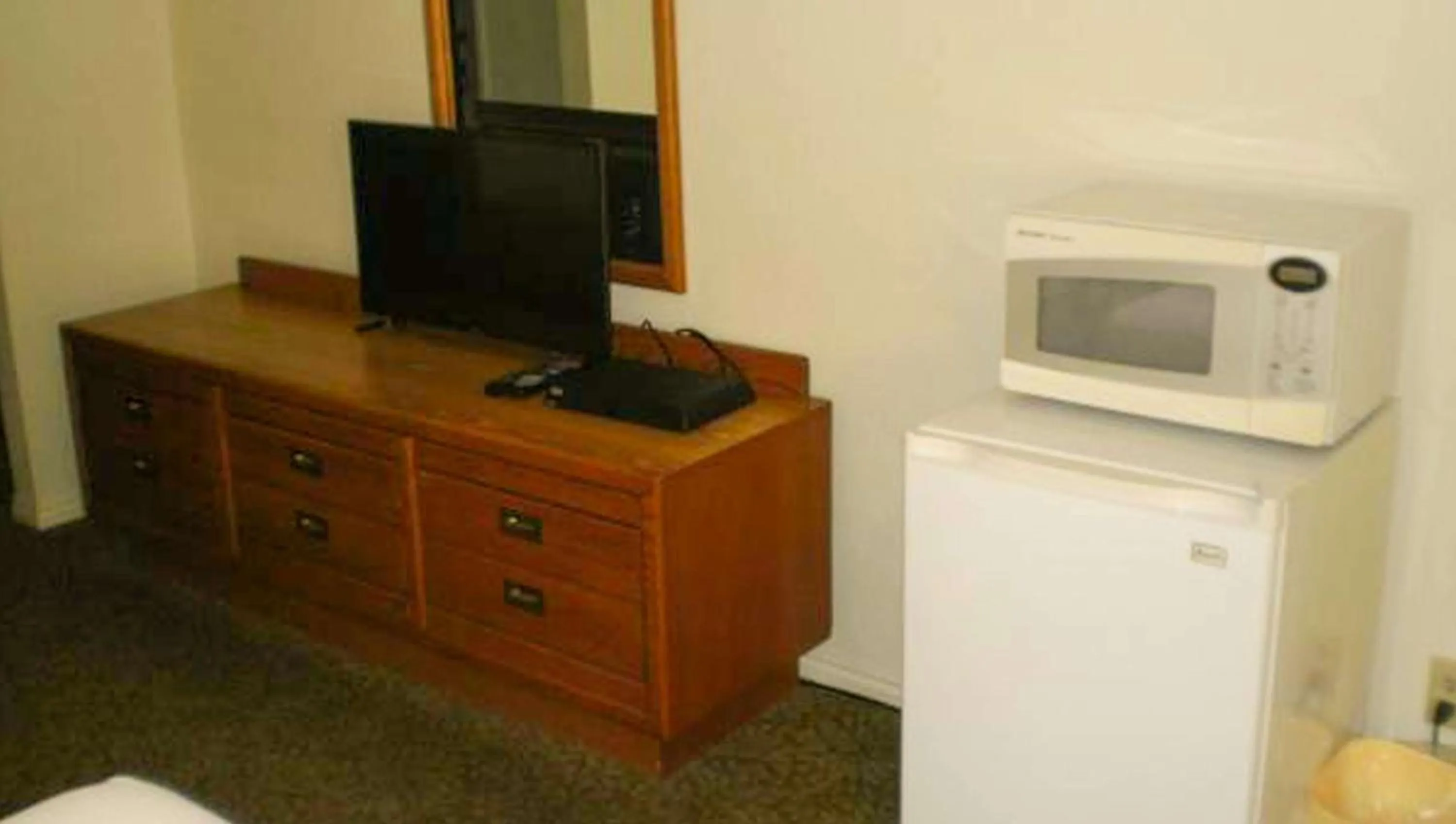 Photo of the whole room in Magnuson Hotel Park Vue