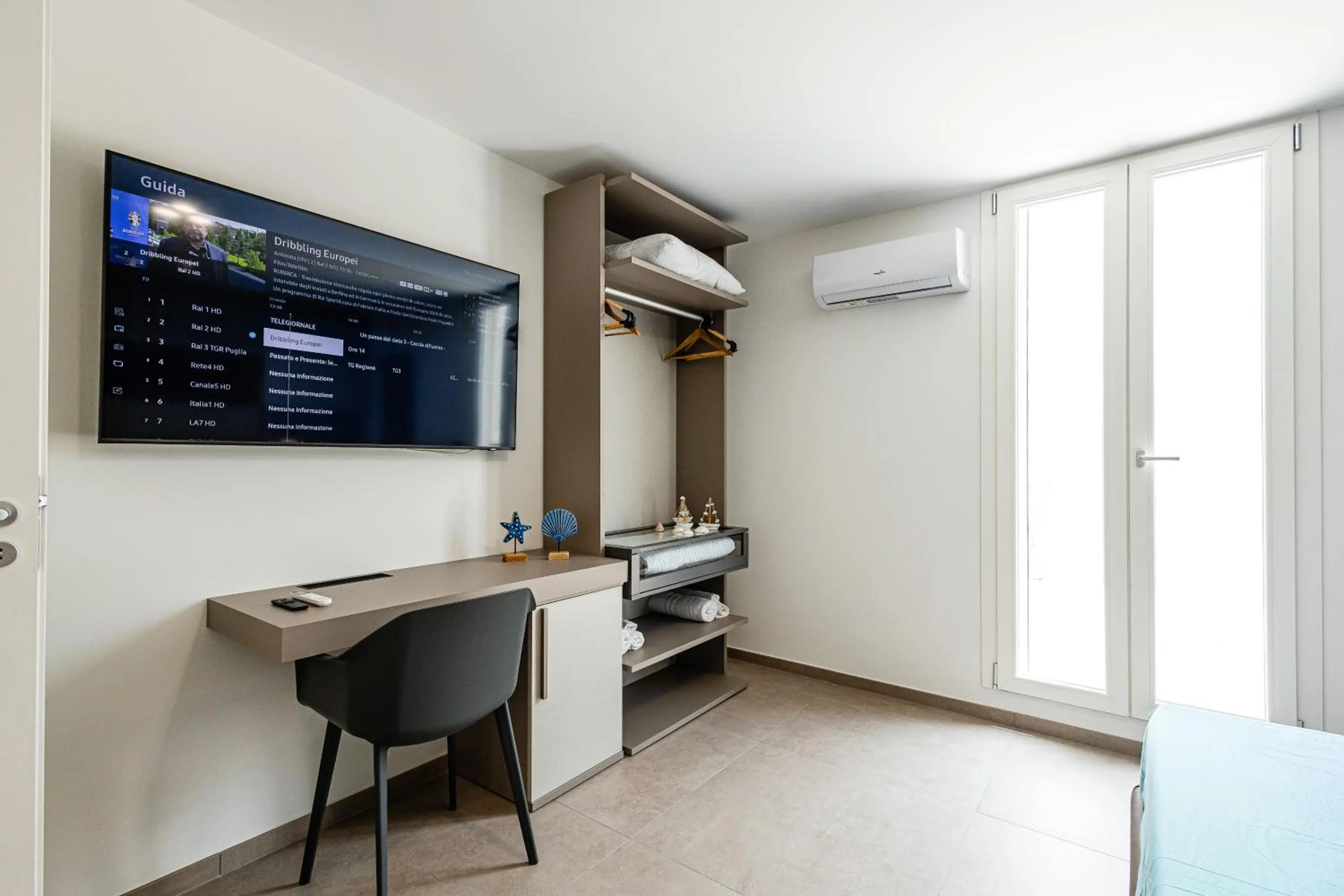 TV and multimedia, Bed in La Collina di Montegrappa - Suites with Heated Private Pool - Suites with Shared Pool