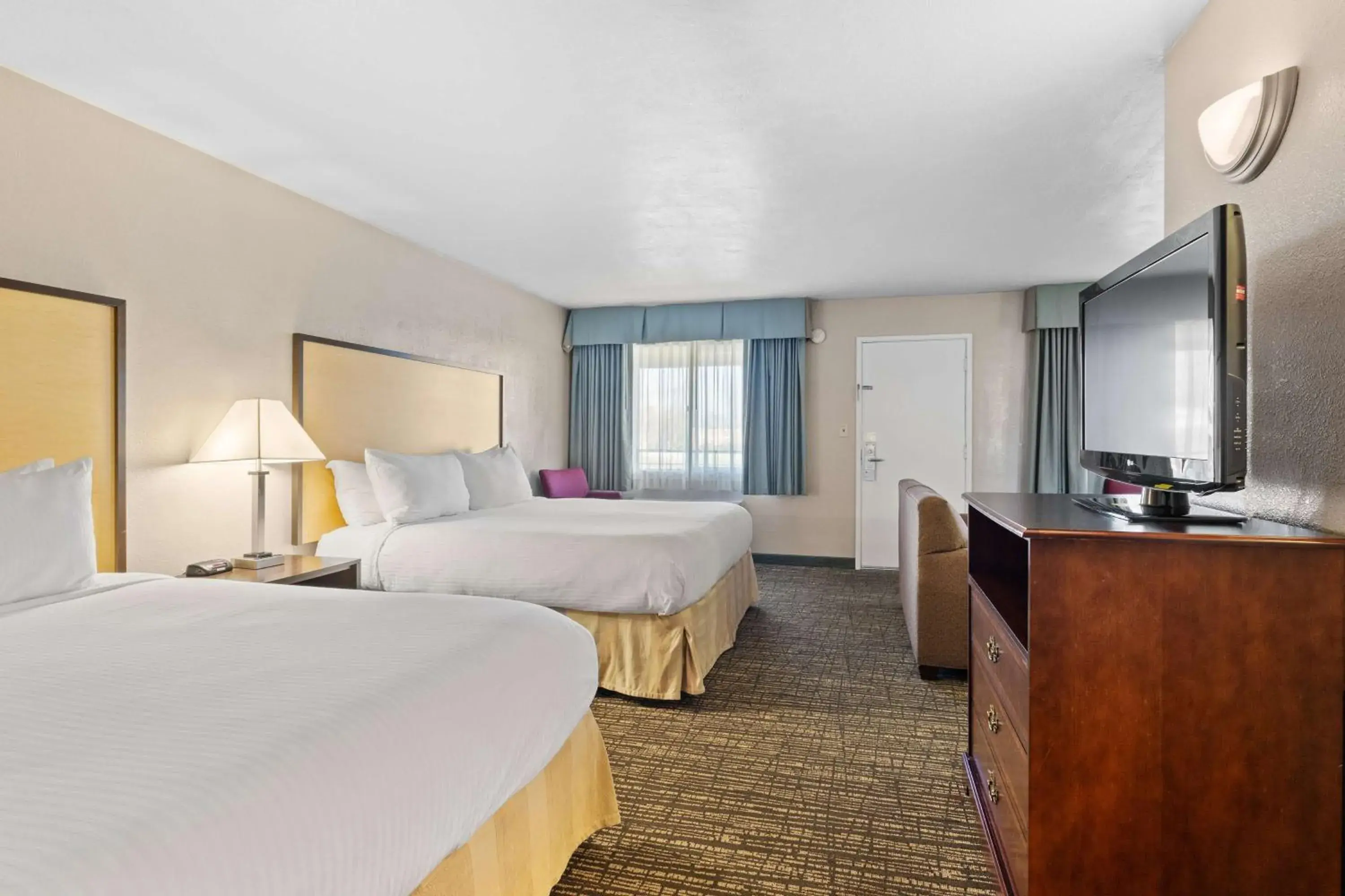 King Room with Two King Beds in Best Western Petaluma Inn King Room with Two King Beds in Best Western Petaluma Inn