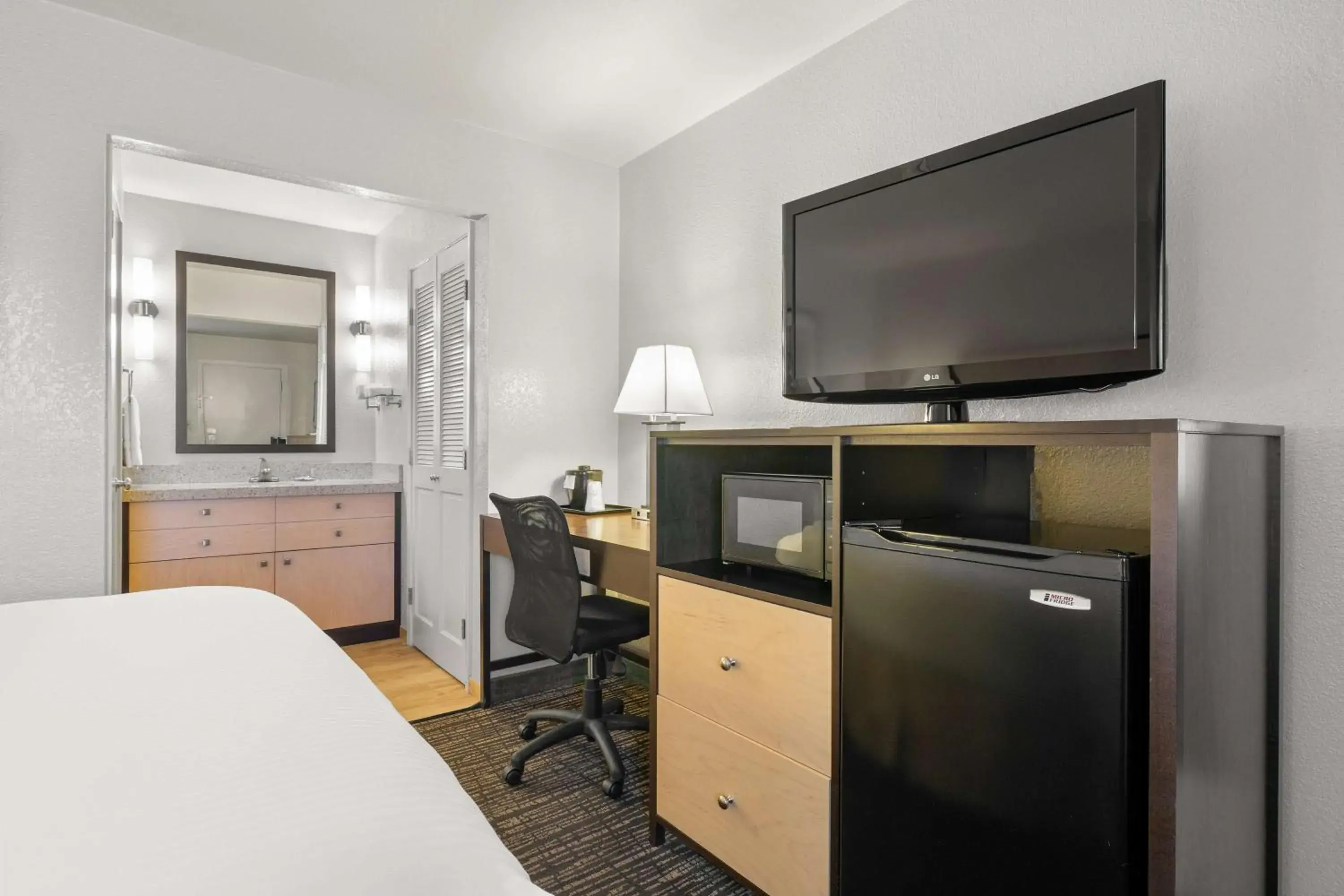 Queen Room - Non-Smoking in Best Western Petaluma Inn Queen Room - Non-Smoking in Best Western Petaluma Inn