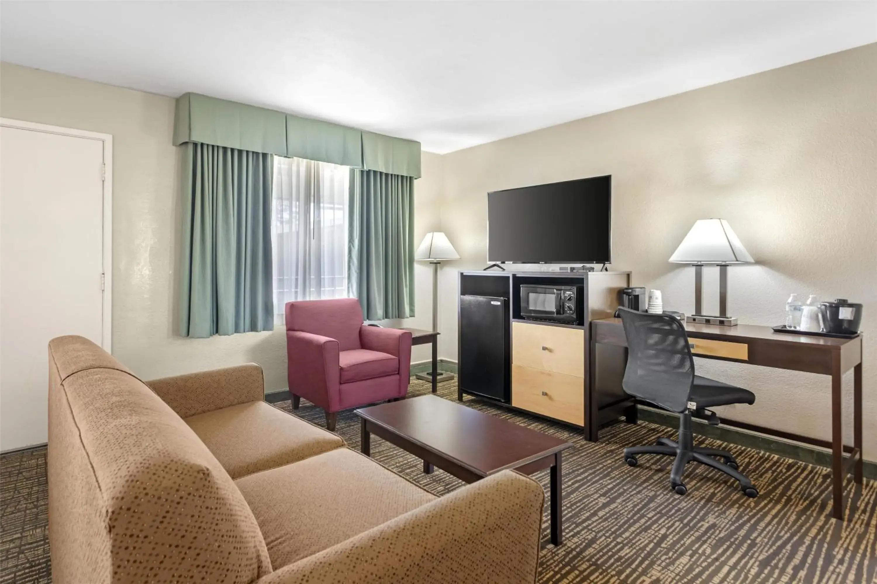 King Room with Two King Beds in Best Western Petaluma Inn King Room with Two King Beds in Best Western Petaluma Inn