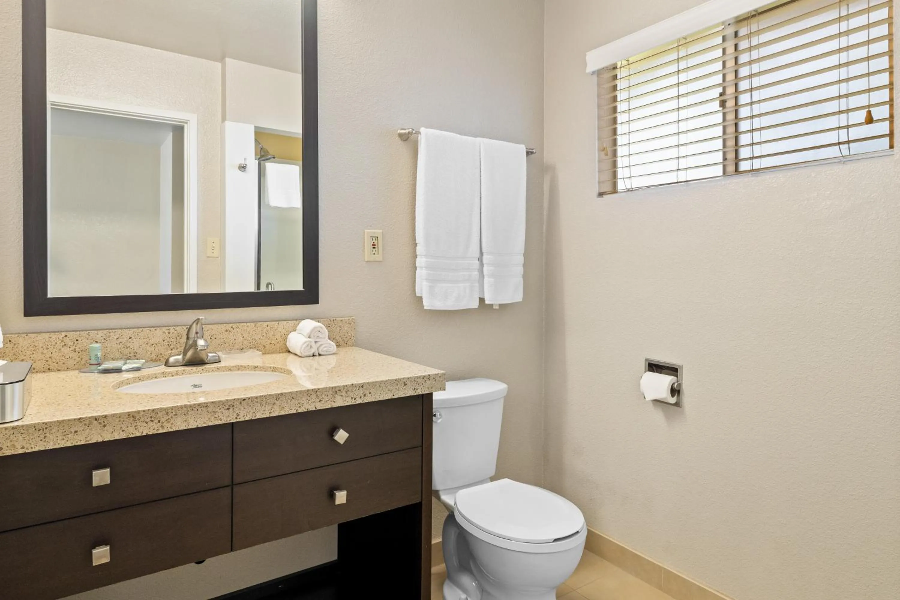 Shower in Best Western Petaluma Inn