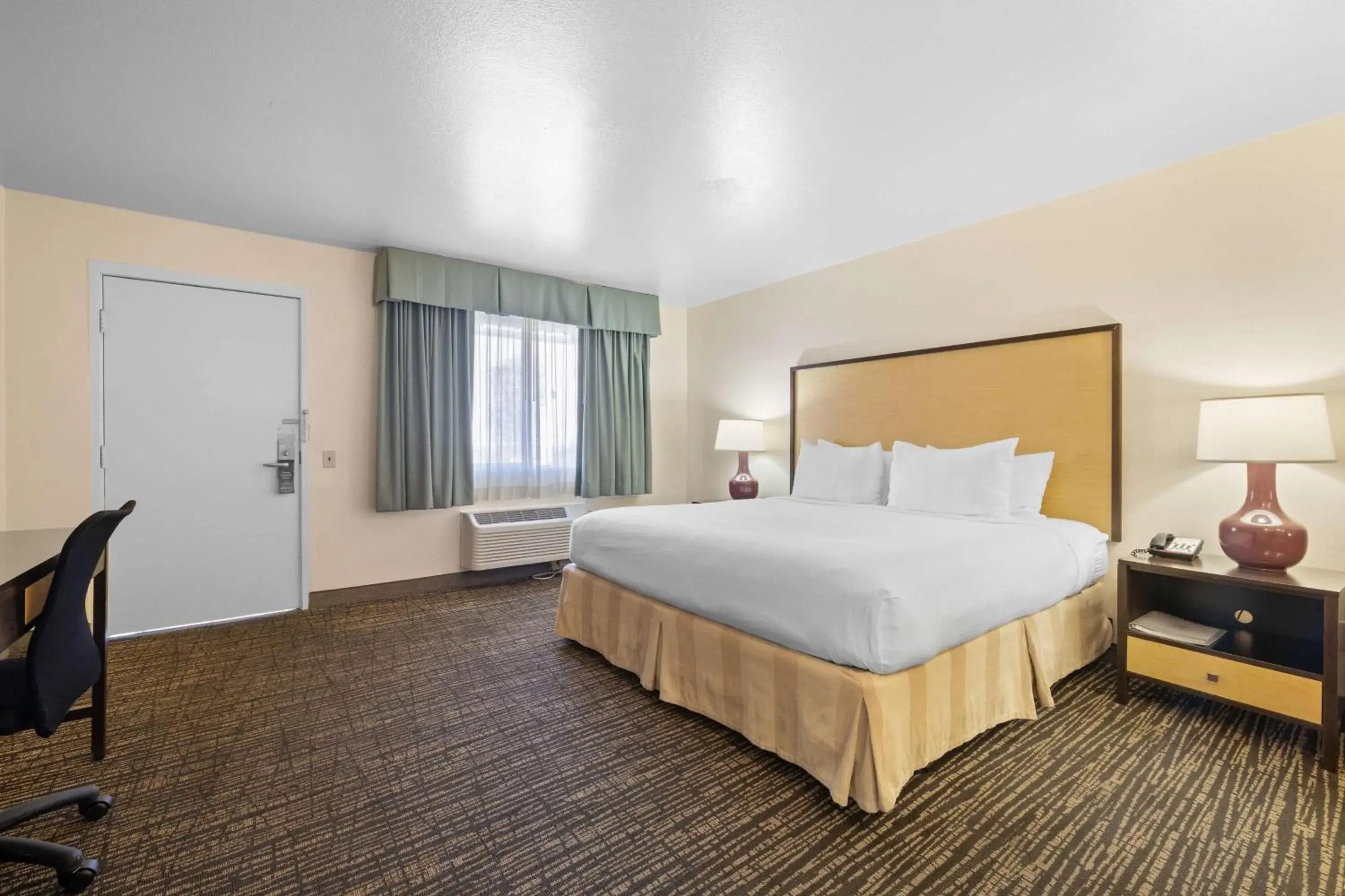 King Room with Roll-In Shower - Disability Access in Best Western Petaluma Inn King Room with Roll-In Shower - Disability Access in Best Western Petaluma Inn