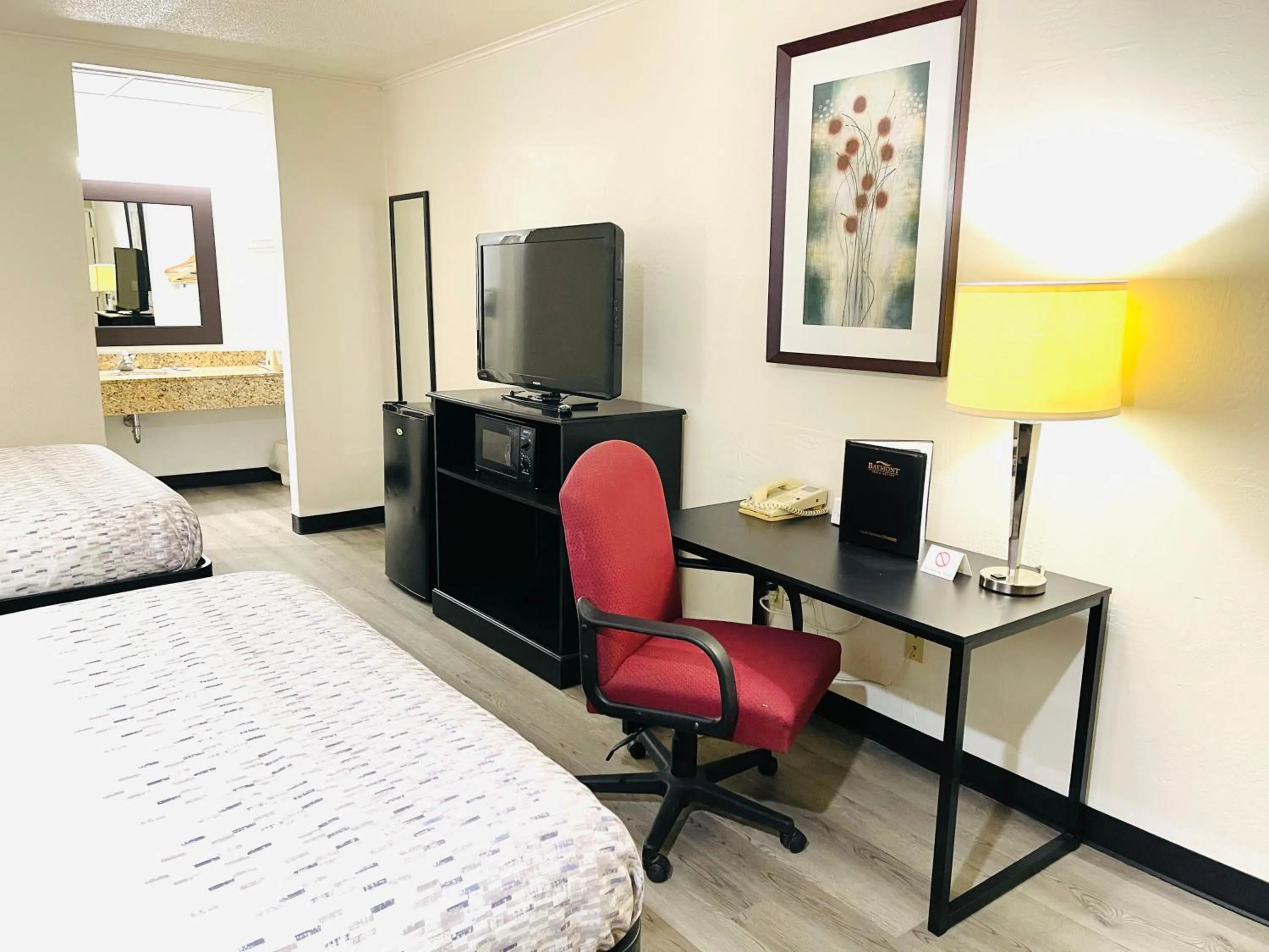 Living room, Bed in Baymont by Wyndham El Dorado