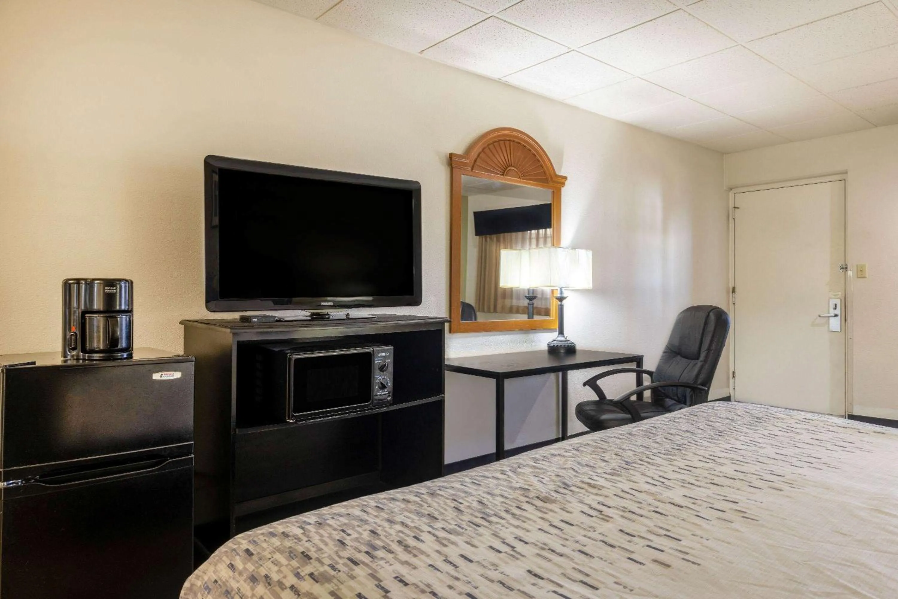 Photo of the whole room, Bed in Baymont by Wyndham El Dorado