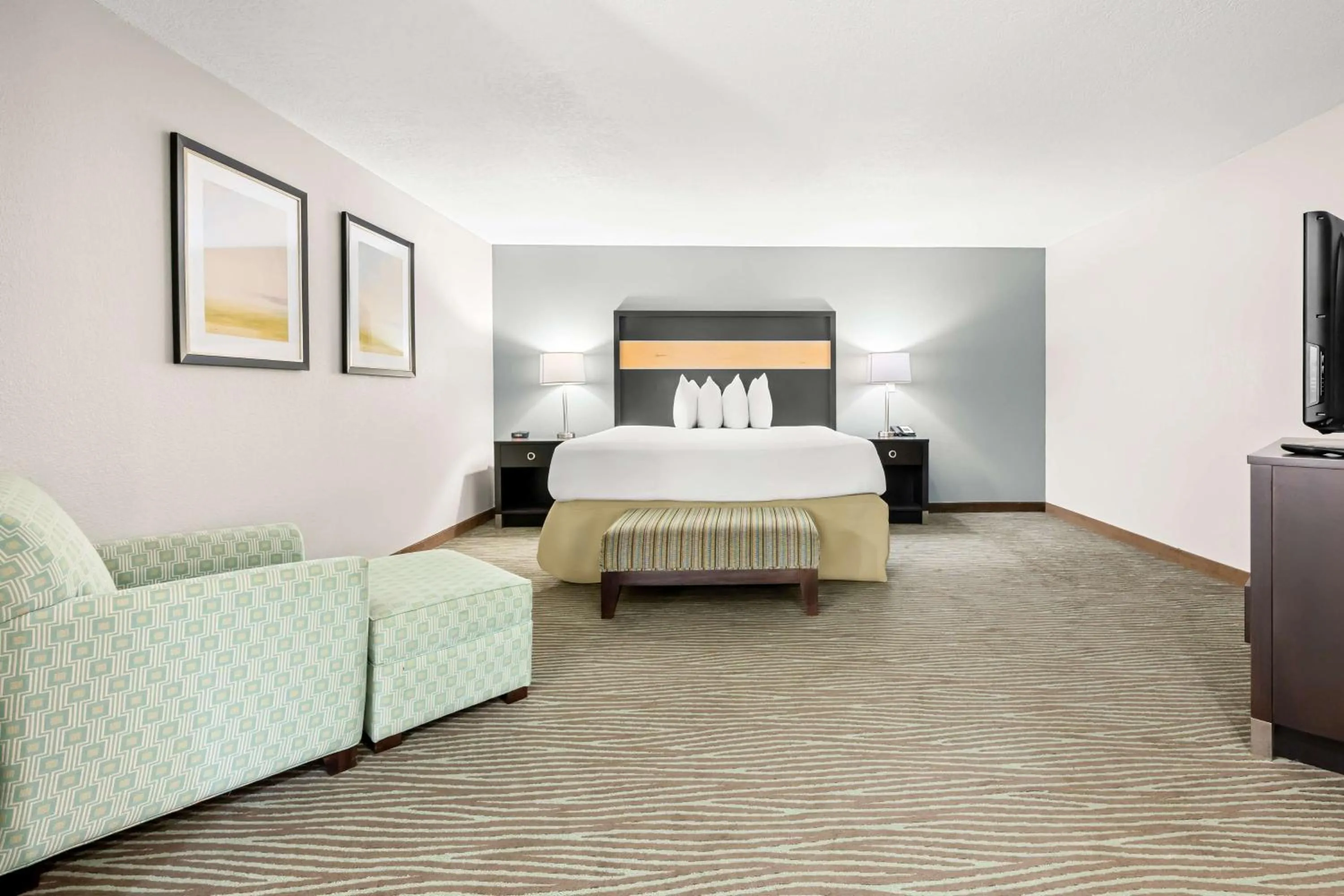 Photo of the whole room, Bed in Best Western Executive Suites