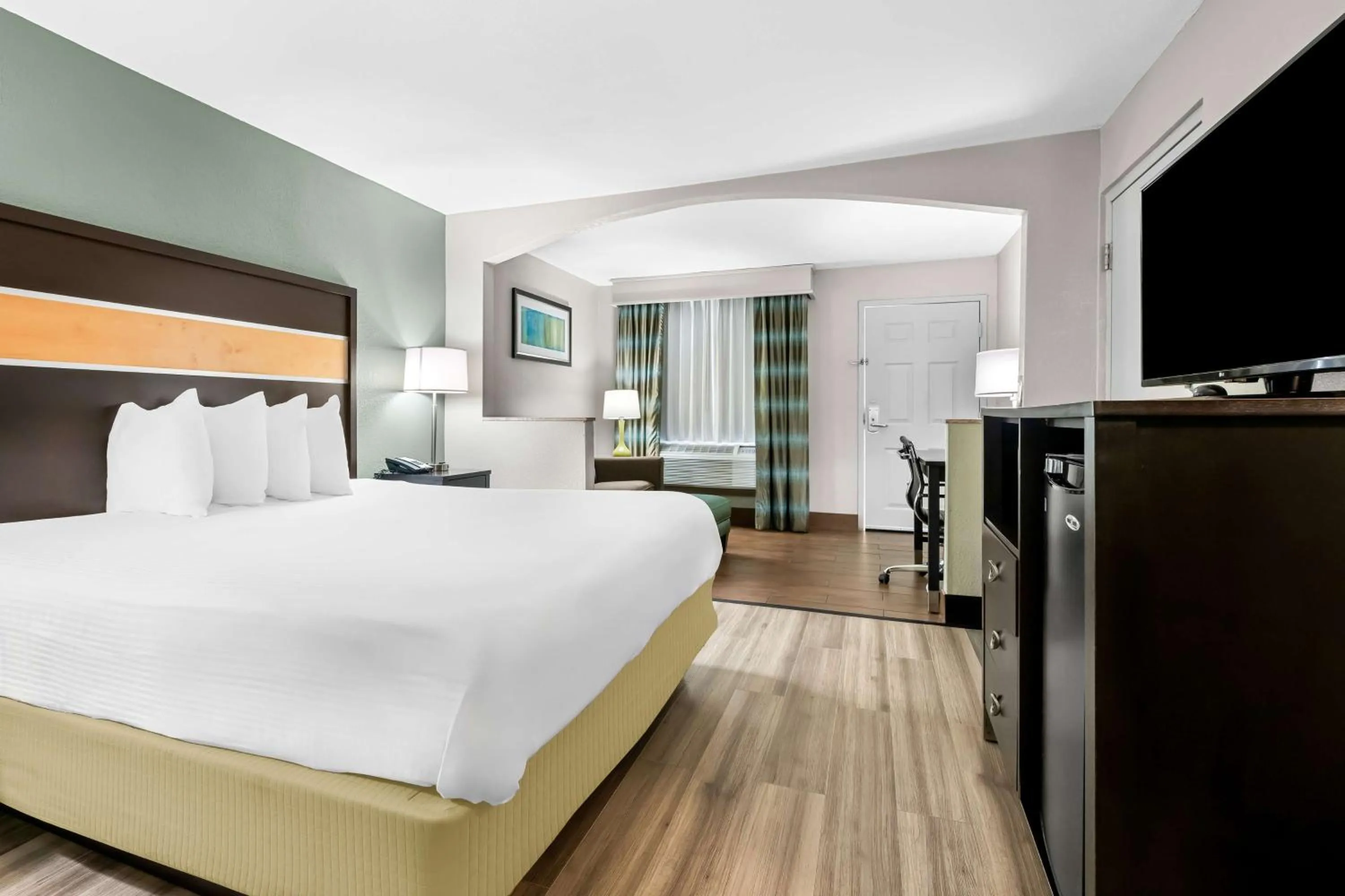 Bedroom, Bed in Best Western Executive Suites