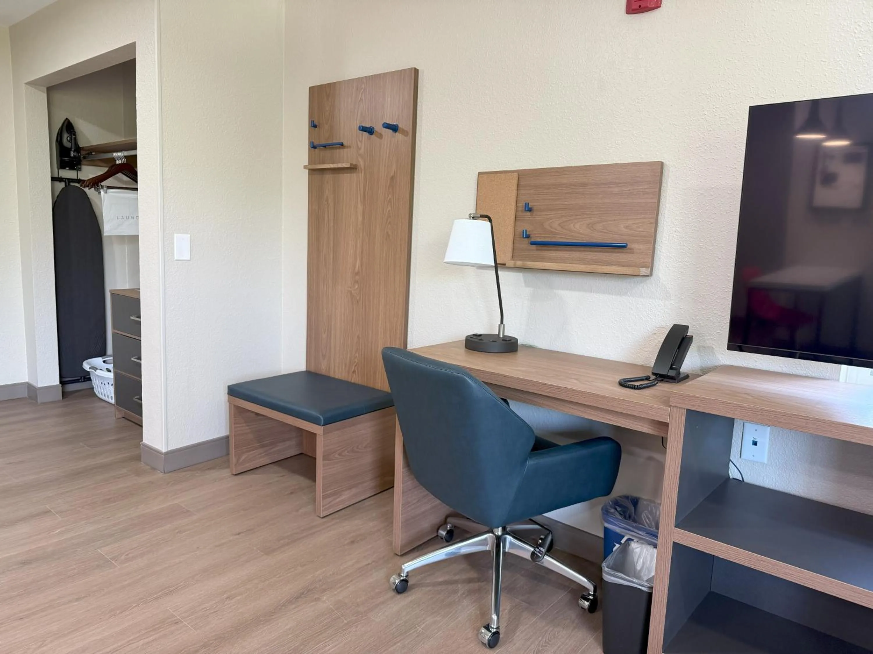 TV and multimedia in Candlewood Suites Jacksonville Southpoint