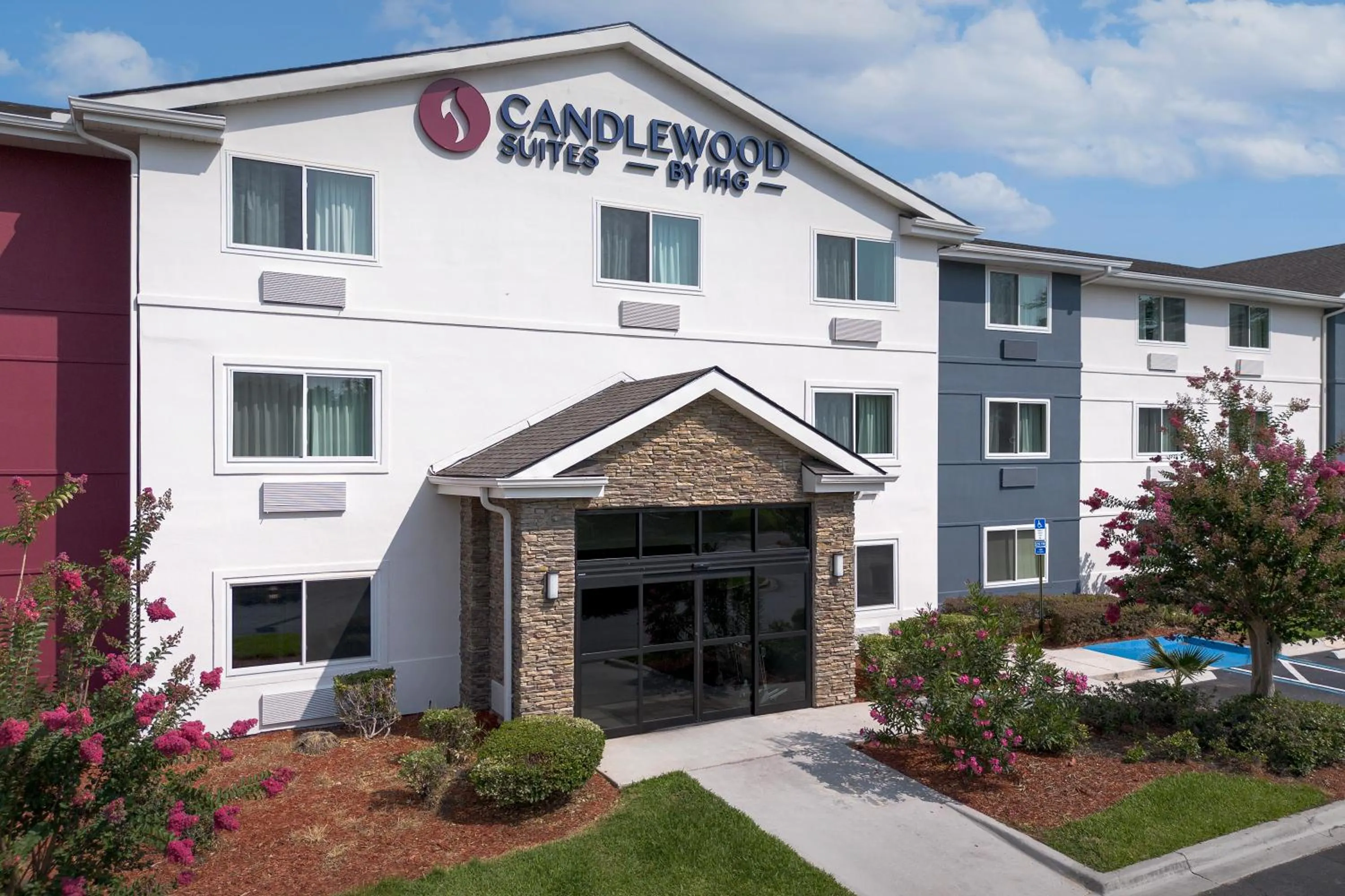 Property building in Candlewood Suites Jacksonville Southpoint
