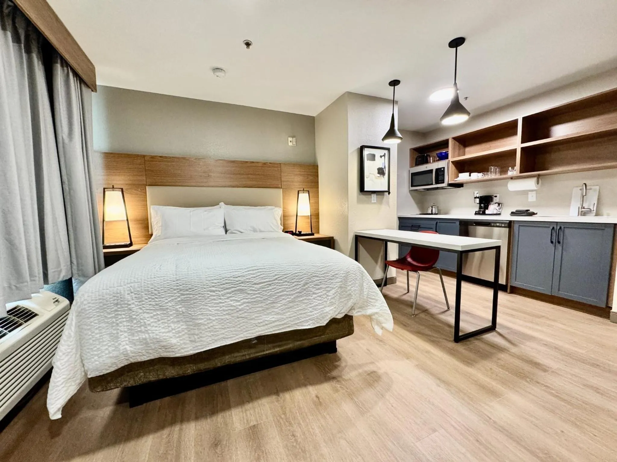 Photo of the whole room, Bed in Candlewood Suites Jacksonville Southpoint