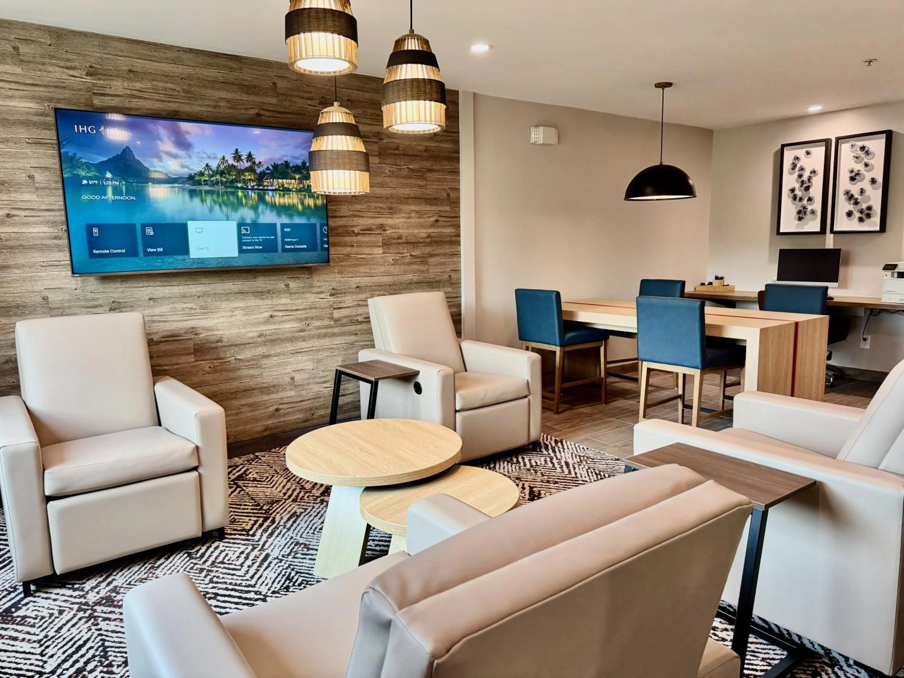 Communal lounge/ TV room in Candlewood Suites Jacksonville Southpoint