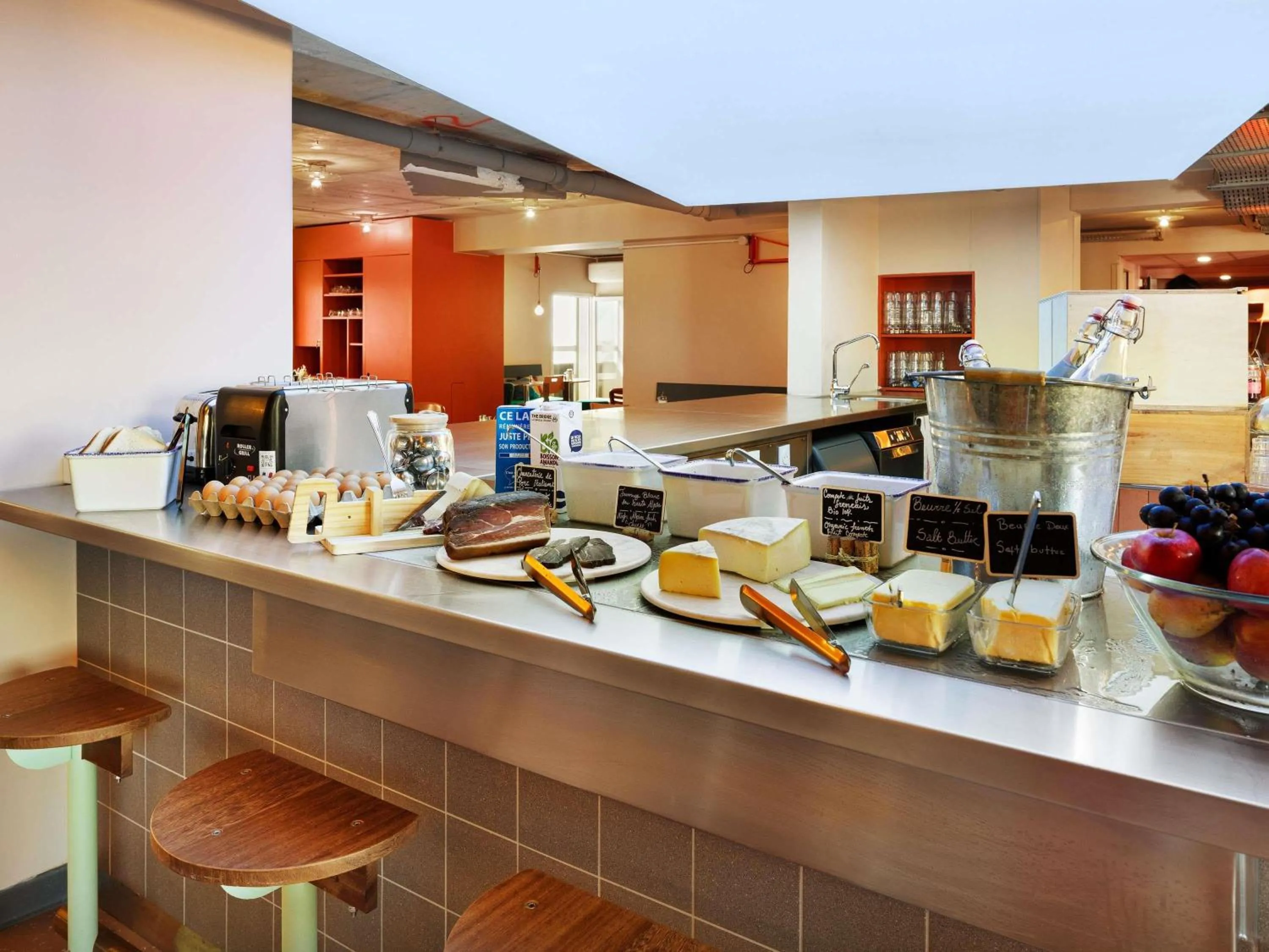 Property building in Greet Hotel Nice Aéroport Promenade des Anglais