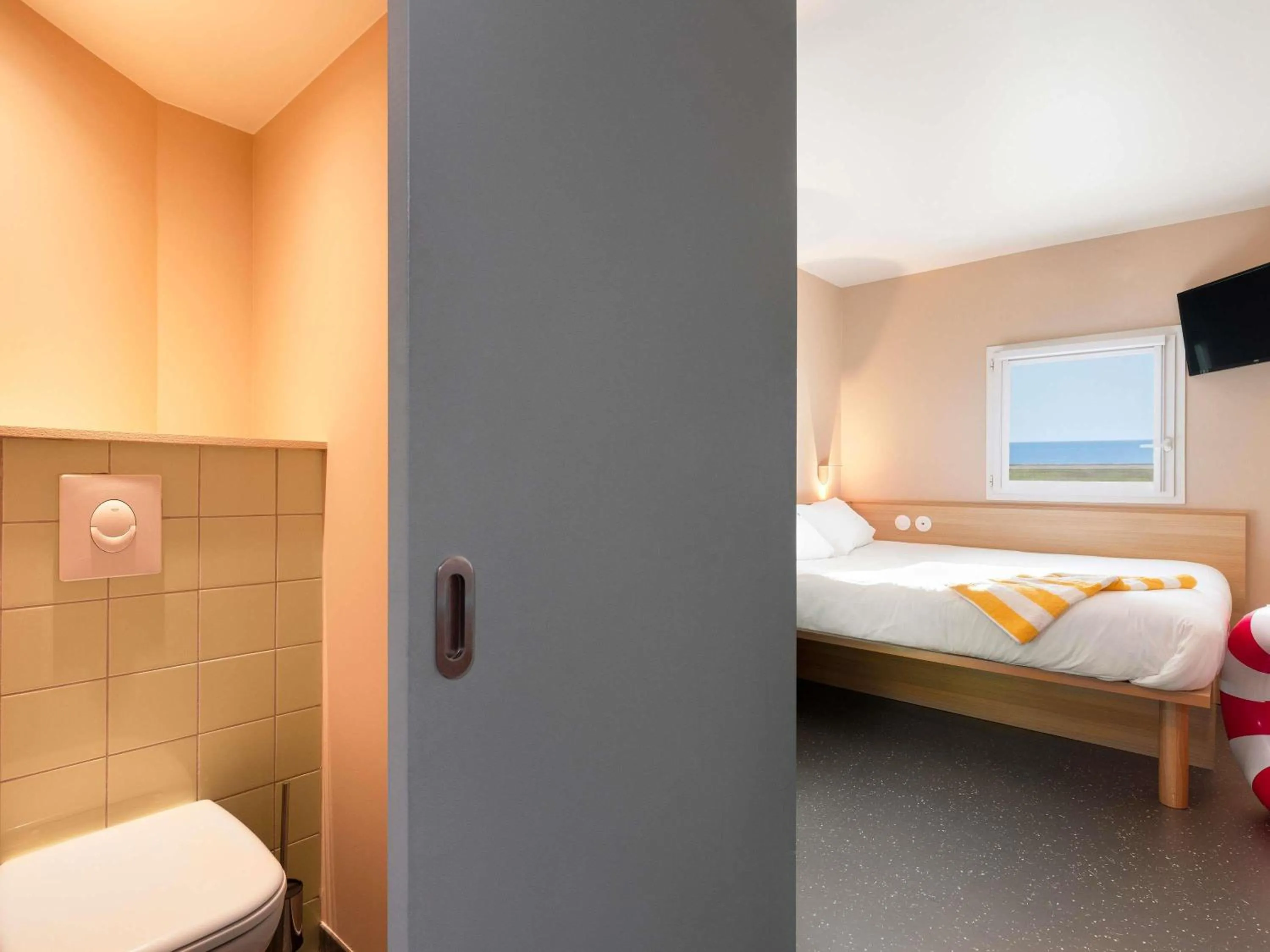 Bedroom, Bed in Greet Hotel Nice Aéroport Promenade des Anglais