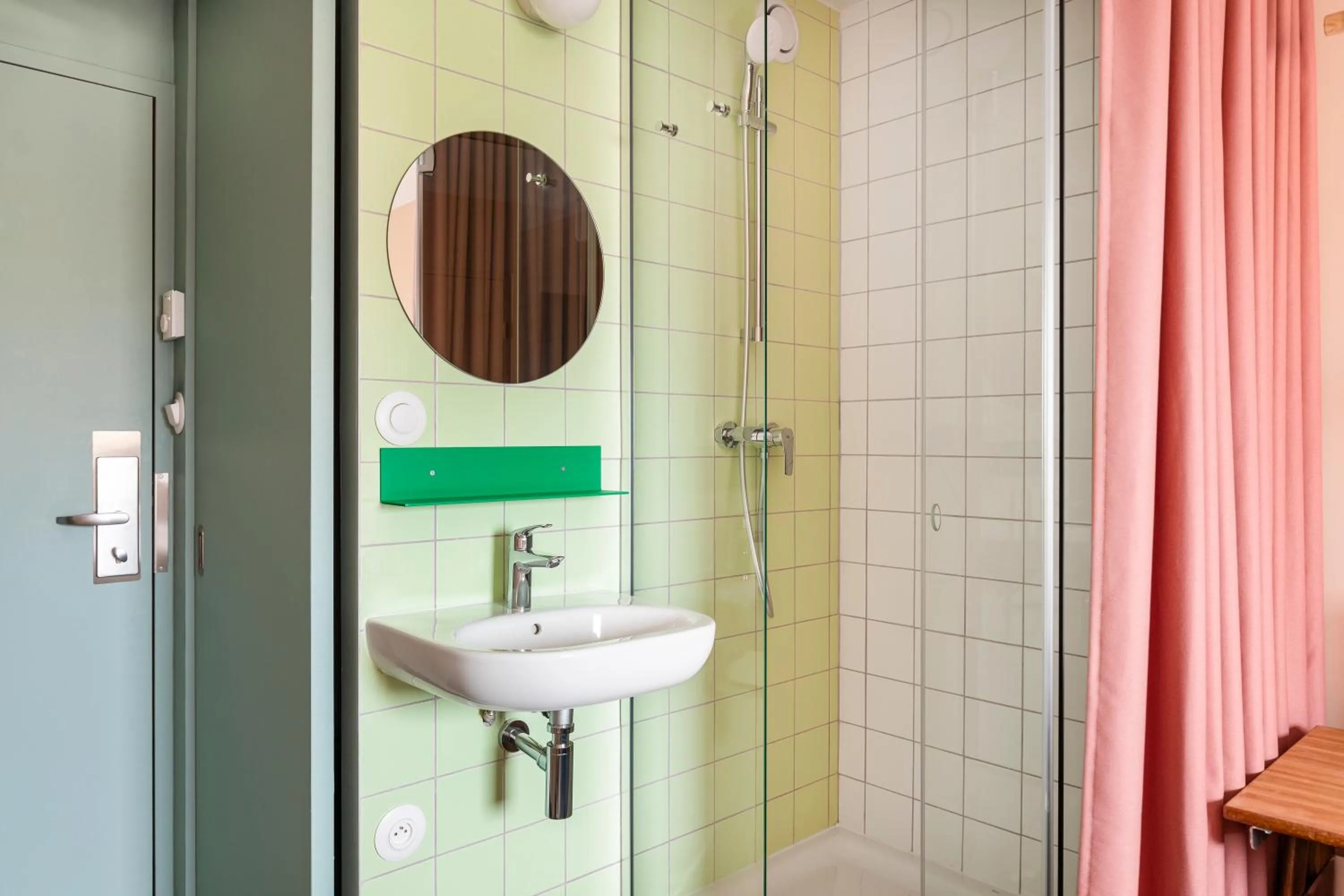 Bathroom in Greet Hotel Nice Aéroport Promenade des Anglais