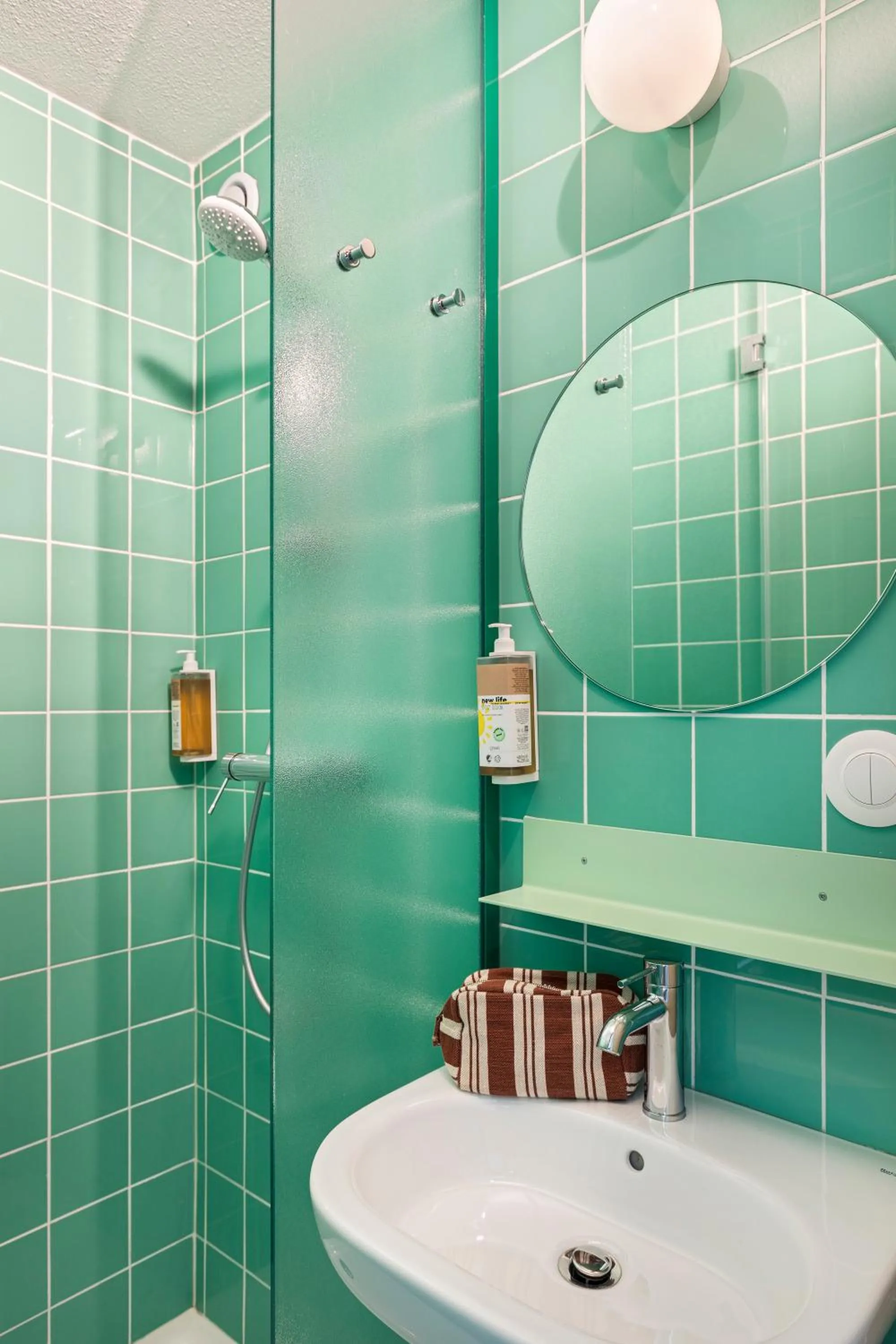 Bathroom in Greet Hotel Nice Aéroport Promenade des Anglais