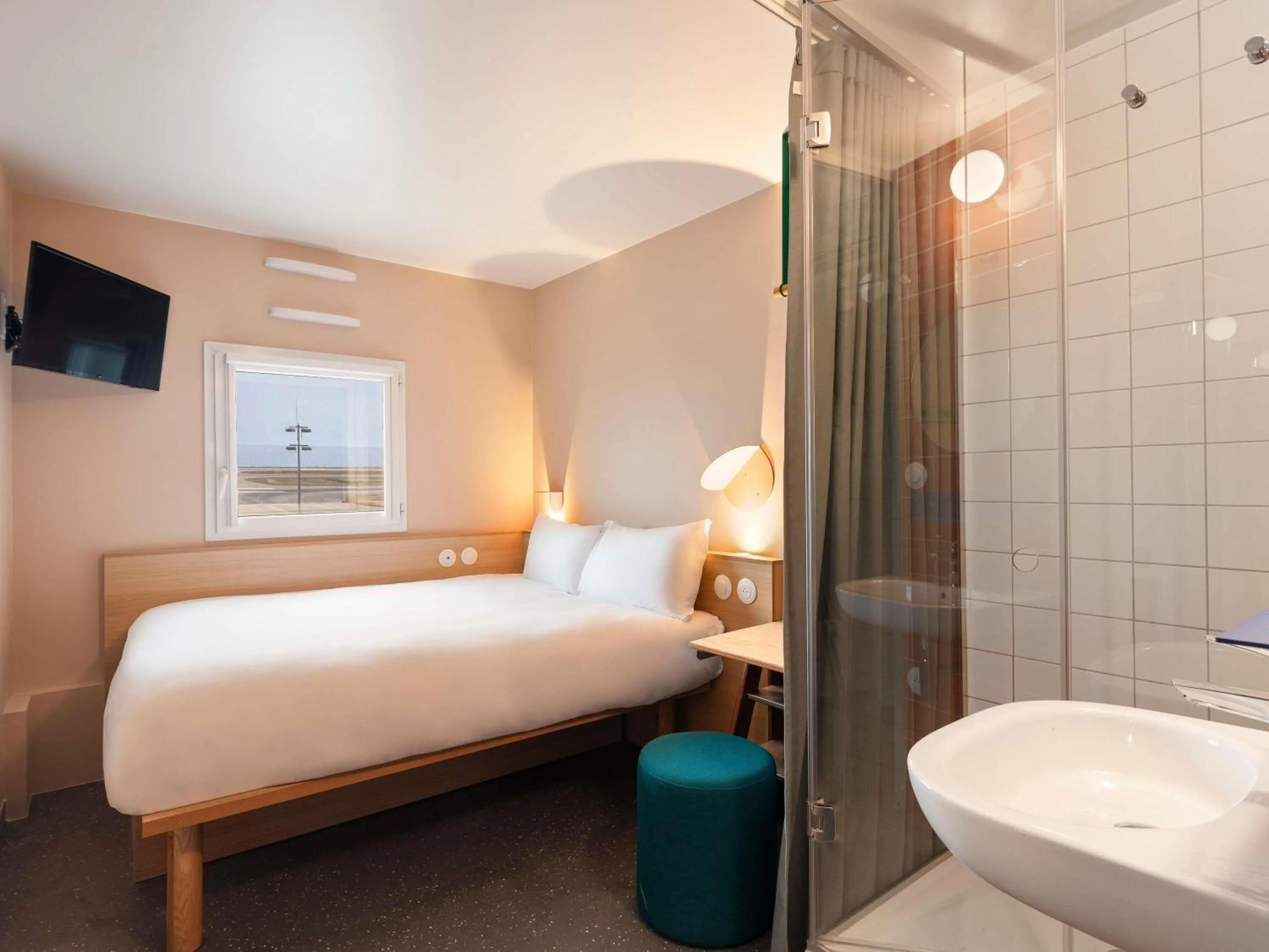 Bedroom, Bed in Greet Hotel Nice Aéroport Promenade des Anglais