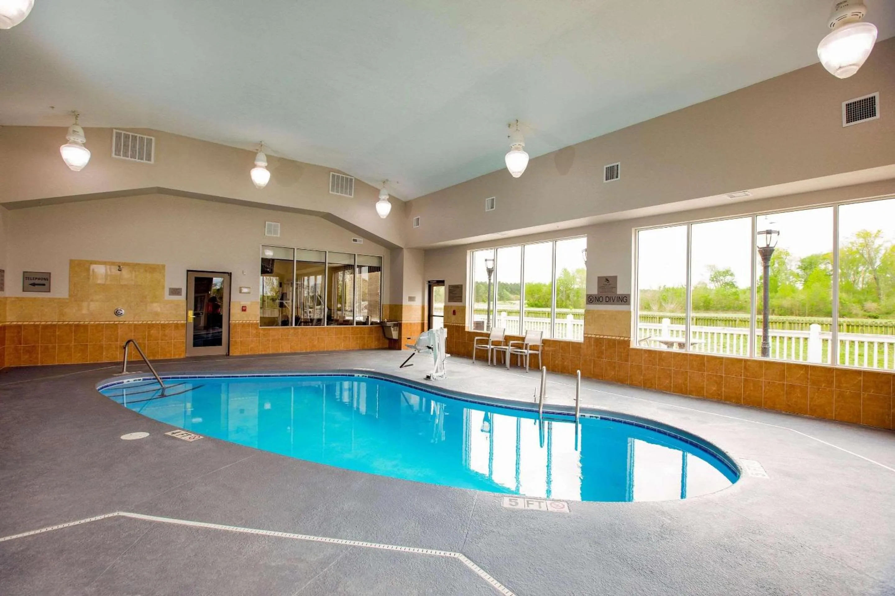 Swimming pool in Country Inn & Suites by Radisson, Wilson, NC