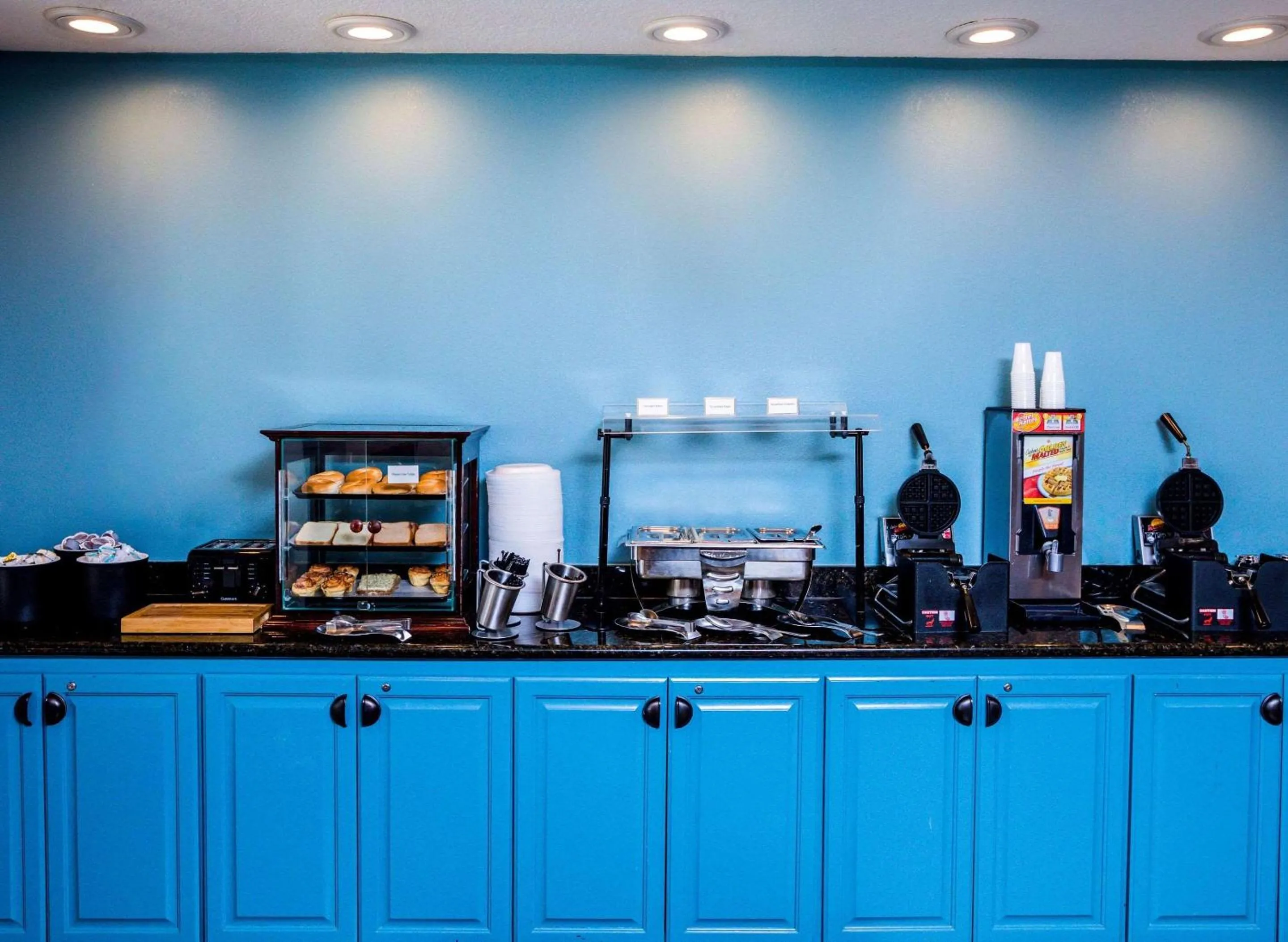 Breakfast in Country Inn & Suites by Radisson, Wilson, NC