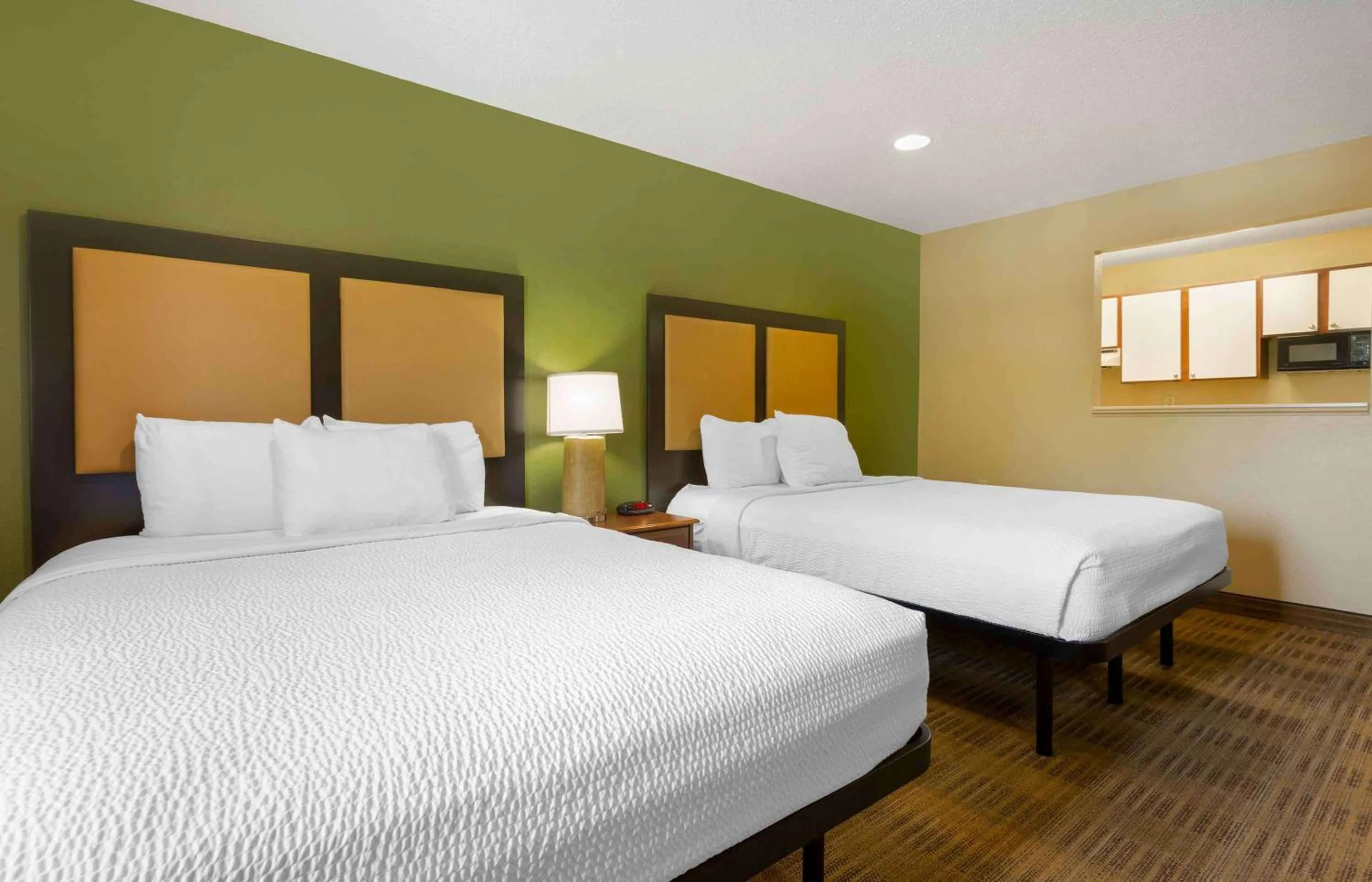 Bedroom, Bed in Extended Stay America Suites - Toledo - Maumee