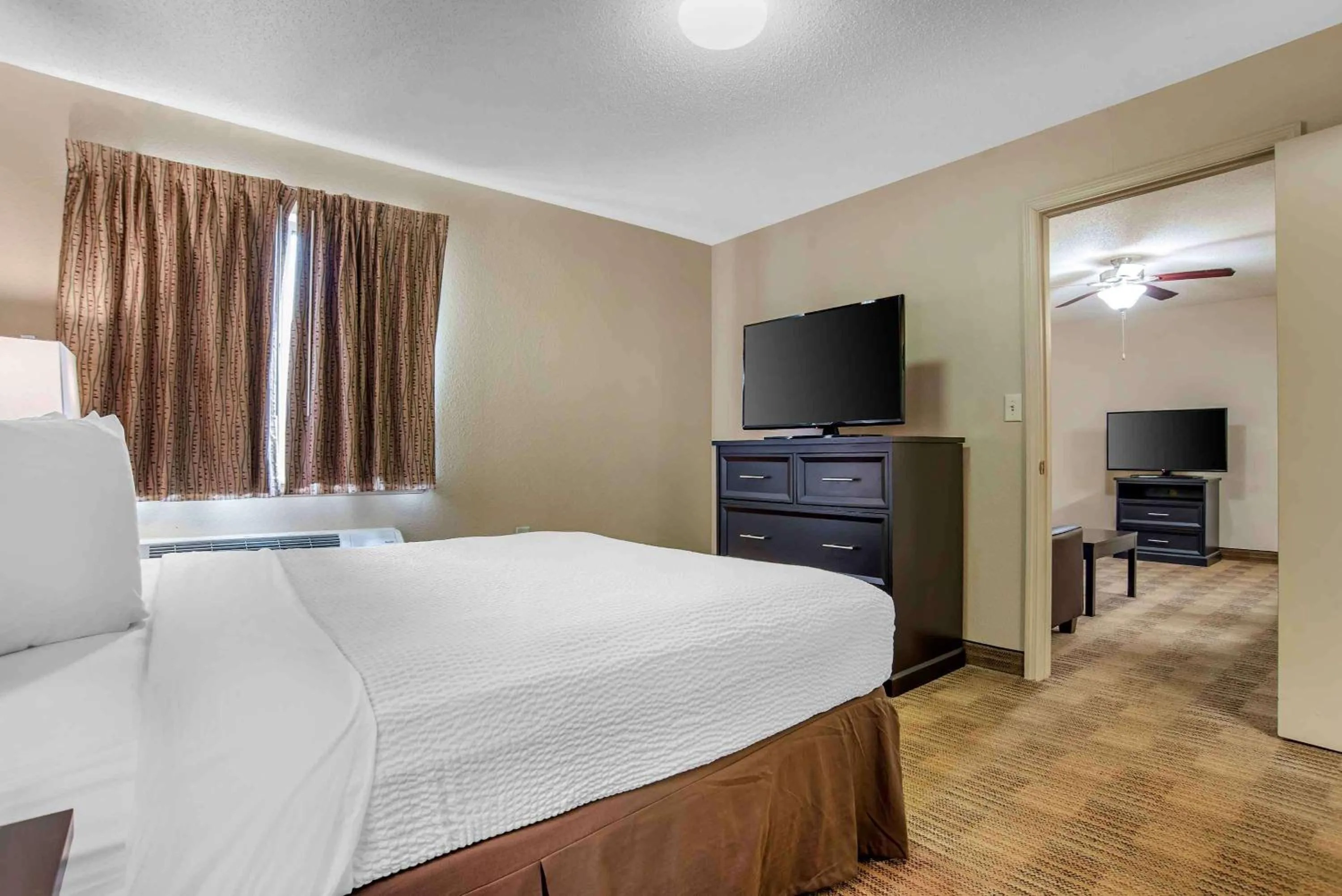 Bedroom, Bed in Extended Stay America Suites - Toledo - Maumee