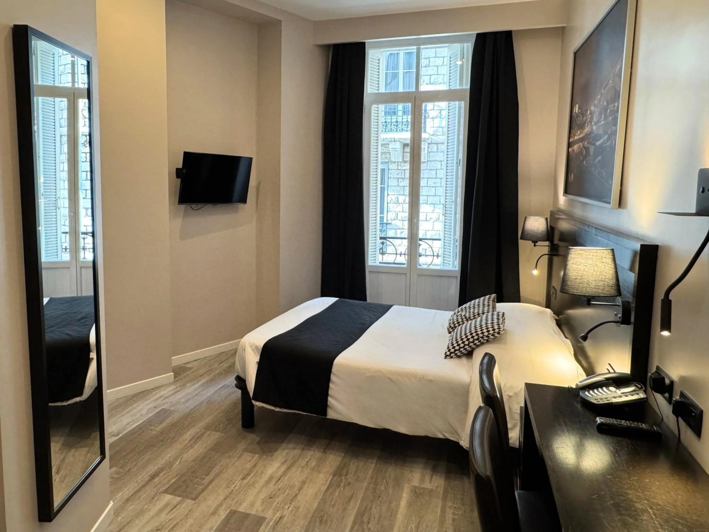 Bedroom, Bed in Trocadero