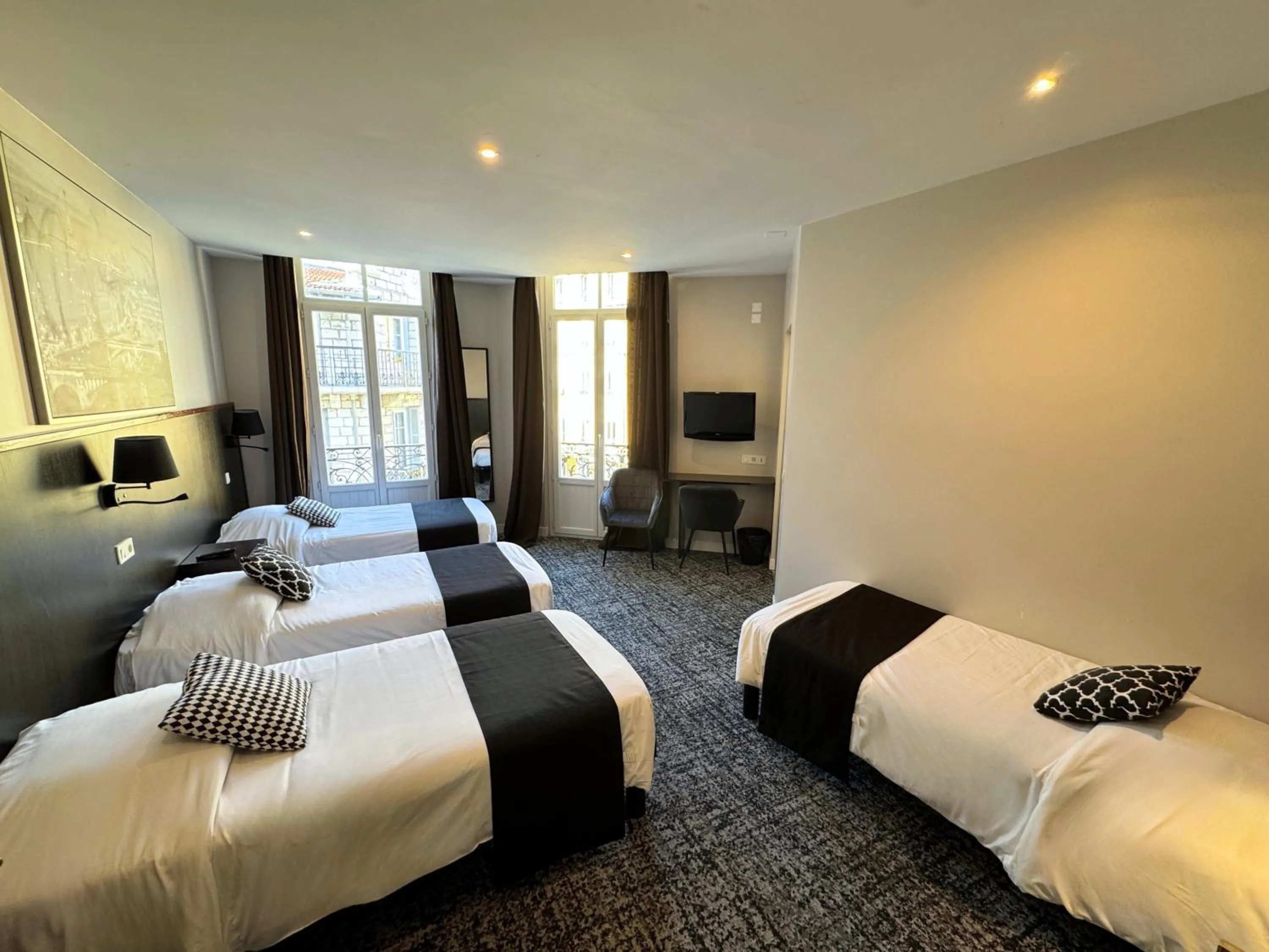 Photo of the whole room, Bed in Trocadero