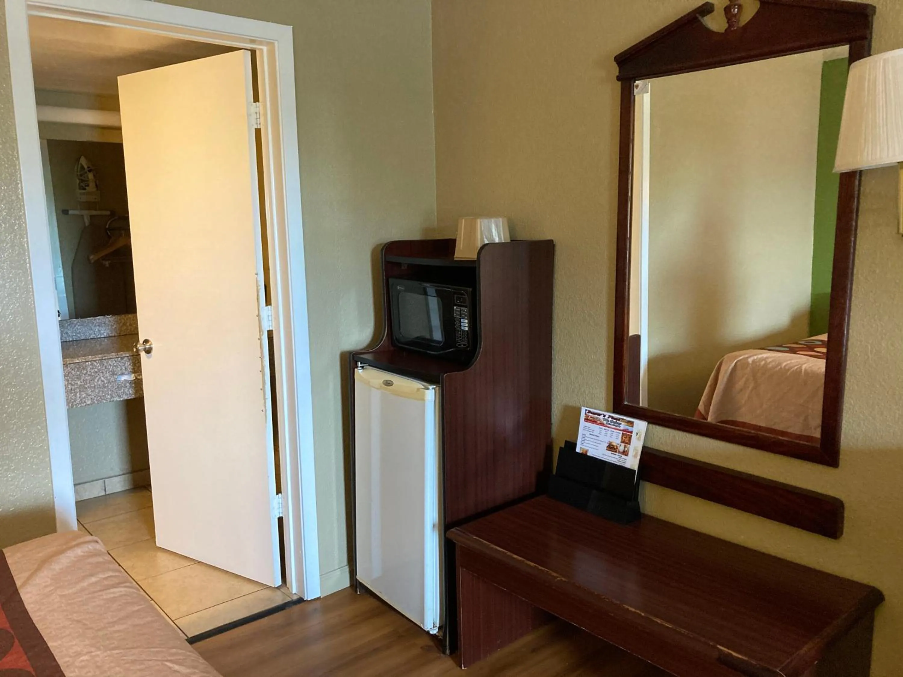 Living room, TV/Entertainment Center in Super 8 by Wyndham Little Rock/North/Airport