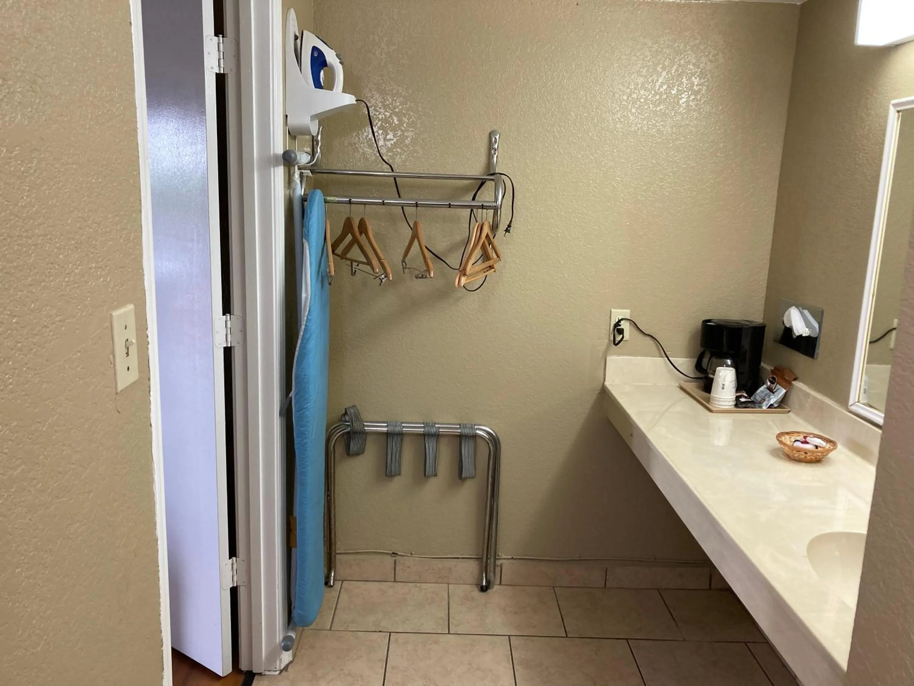 Coffee/tea facilities in Super 8 by Wyndham Little Rock/North/Airport