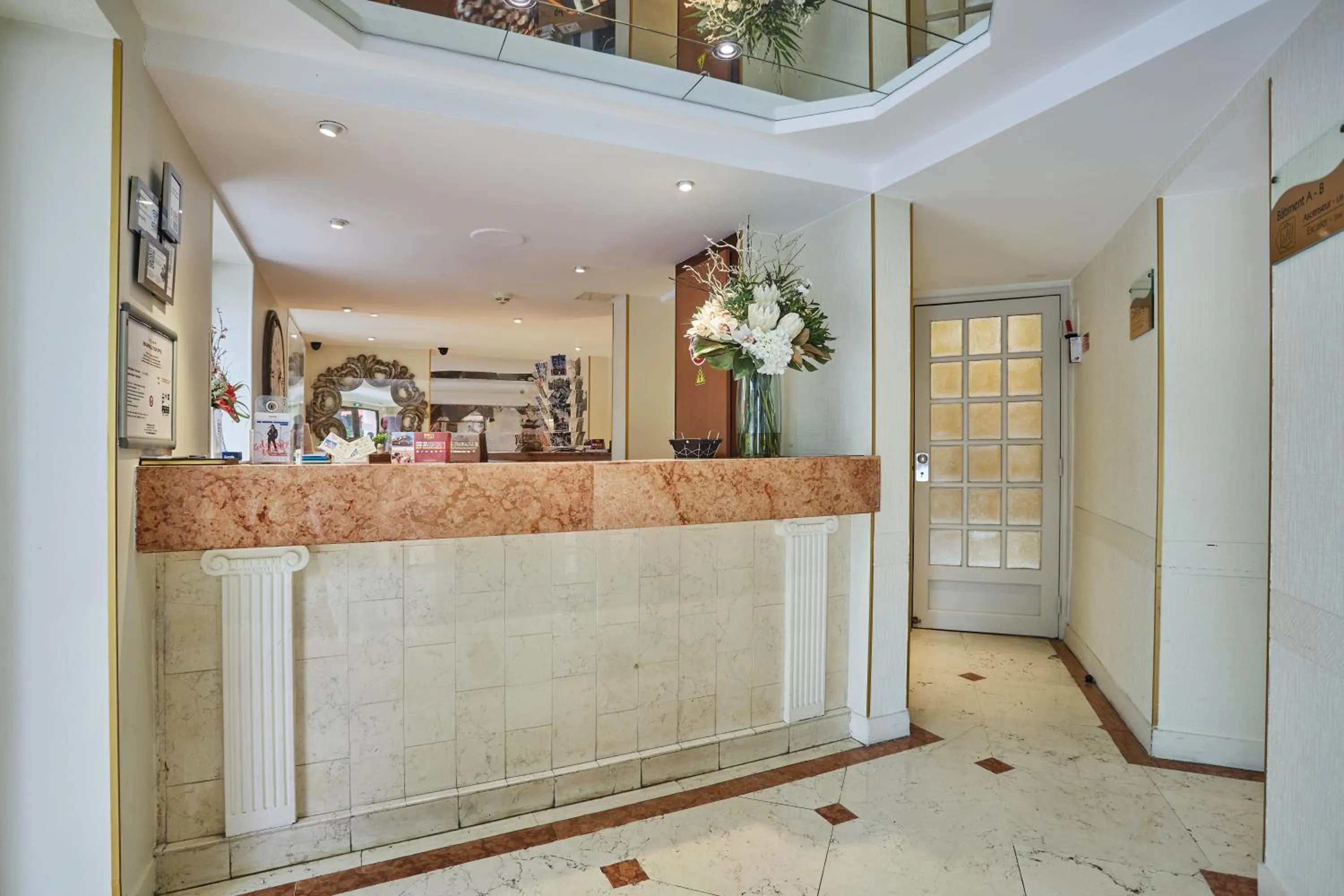 Lobby or reception in Hotel Beaugrenelle Tour Eiffel